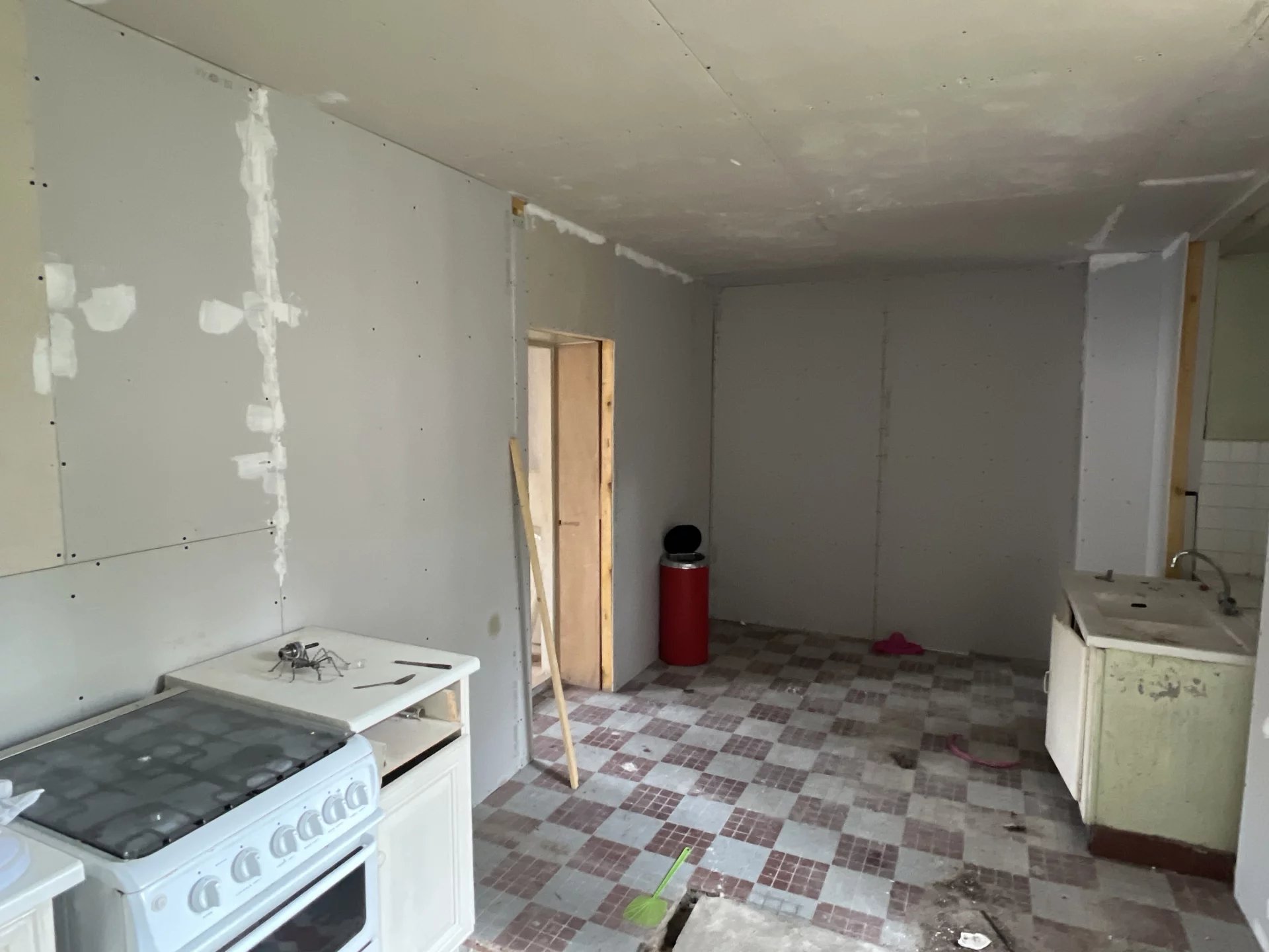 Large house in the town square to finish renovating, Limousin – France – BVI81397