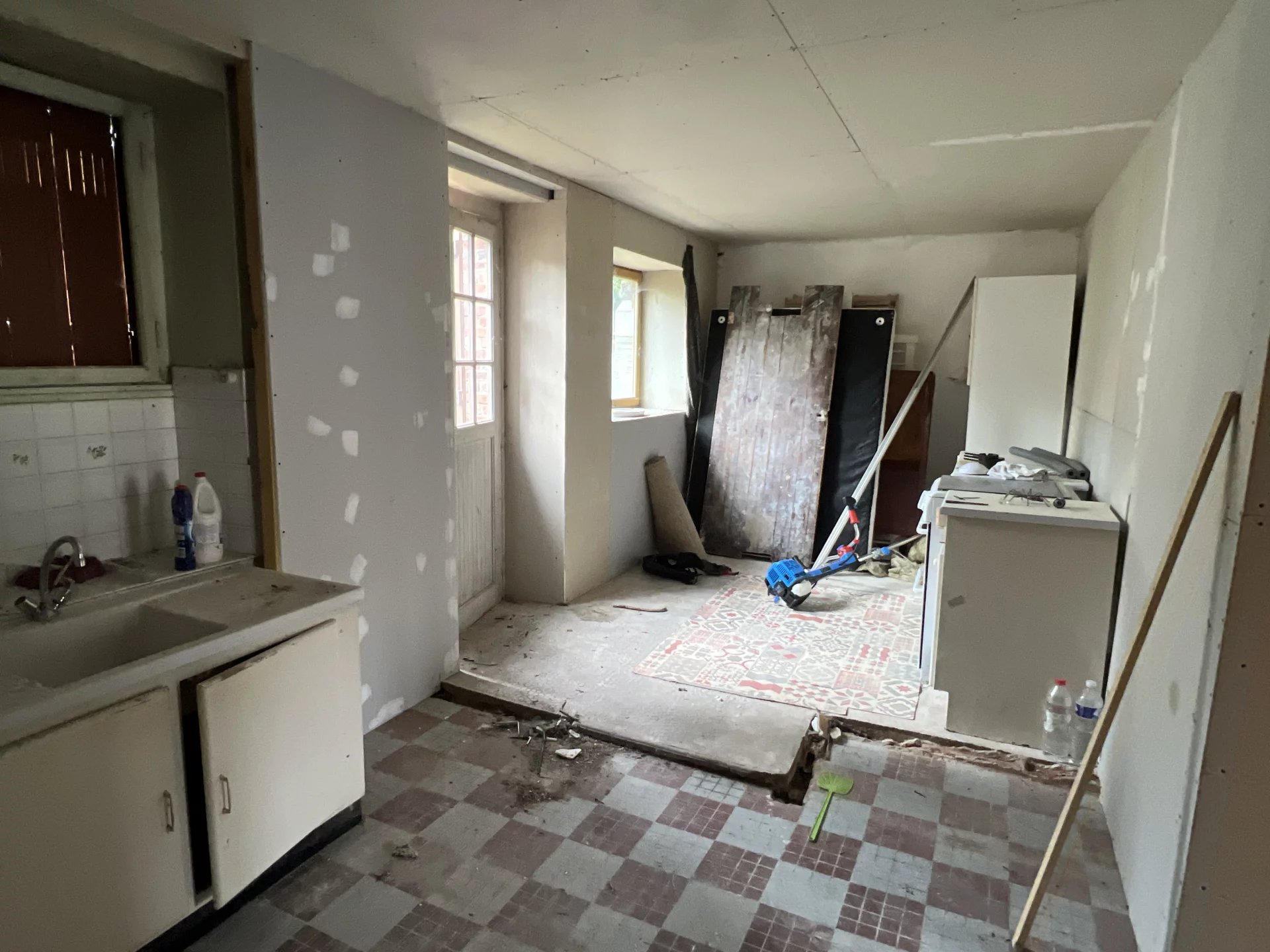 Large house in the town square to finish renovating, Limousin – France – BVI81397