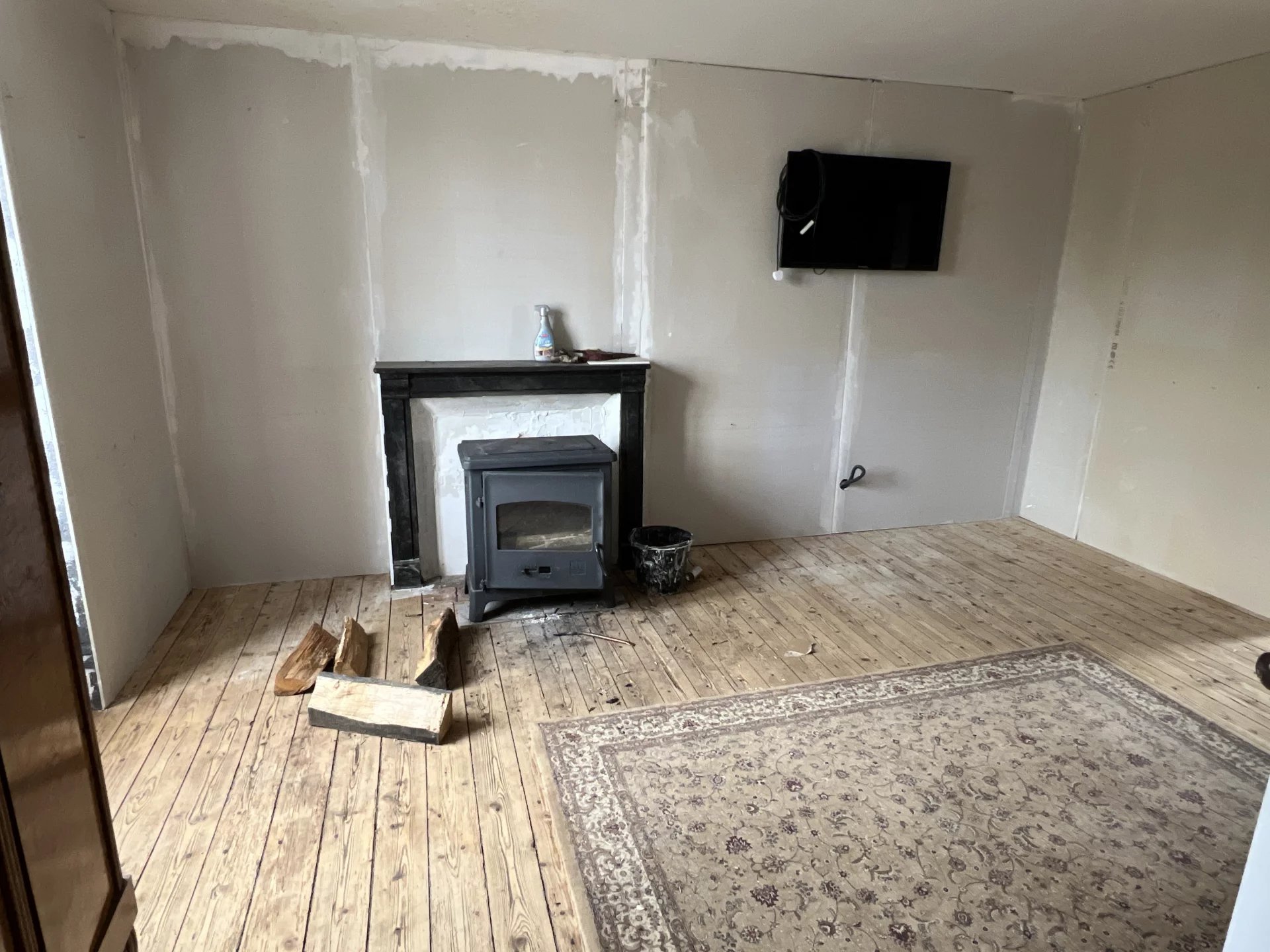 Large house in the town square to finish renovating, Limousin – France – BVI81397