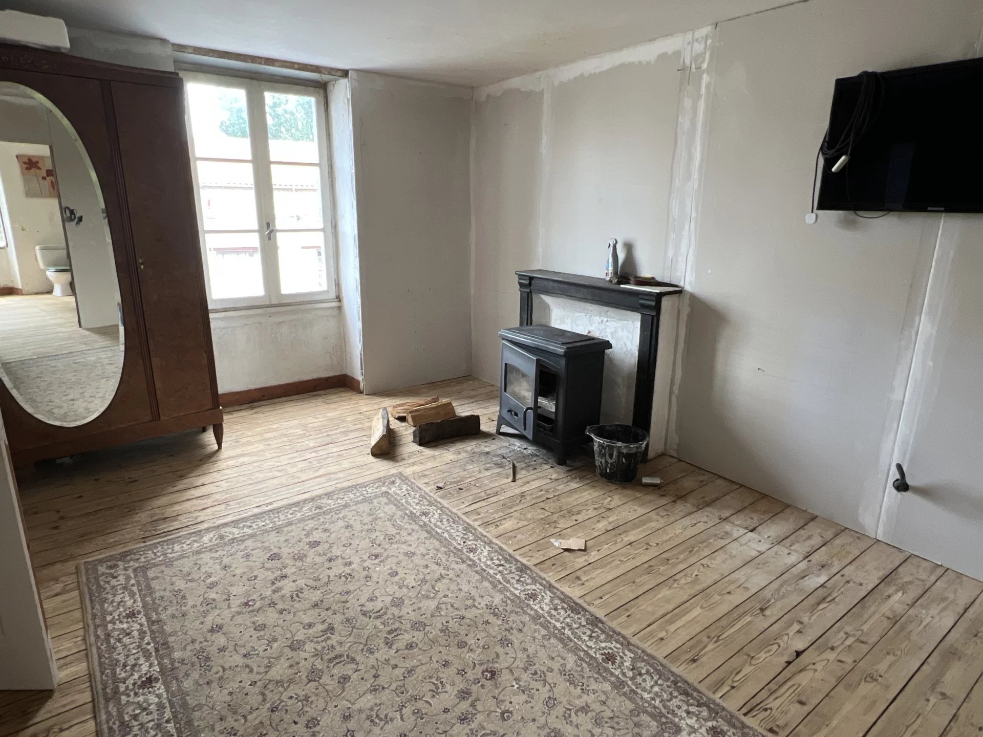 Large house in the town square to finish renovating, Limousin – France – BVI81397