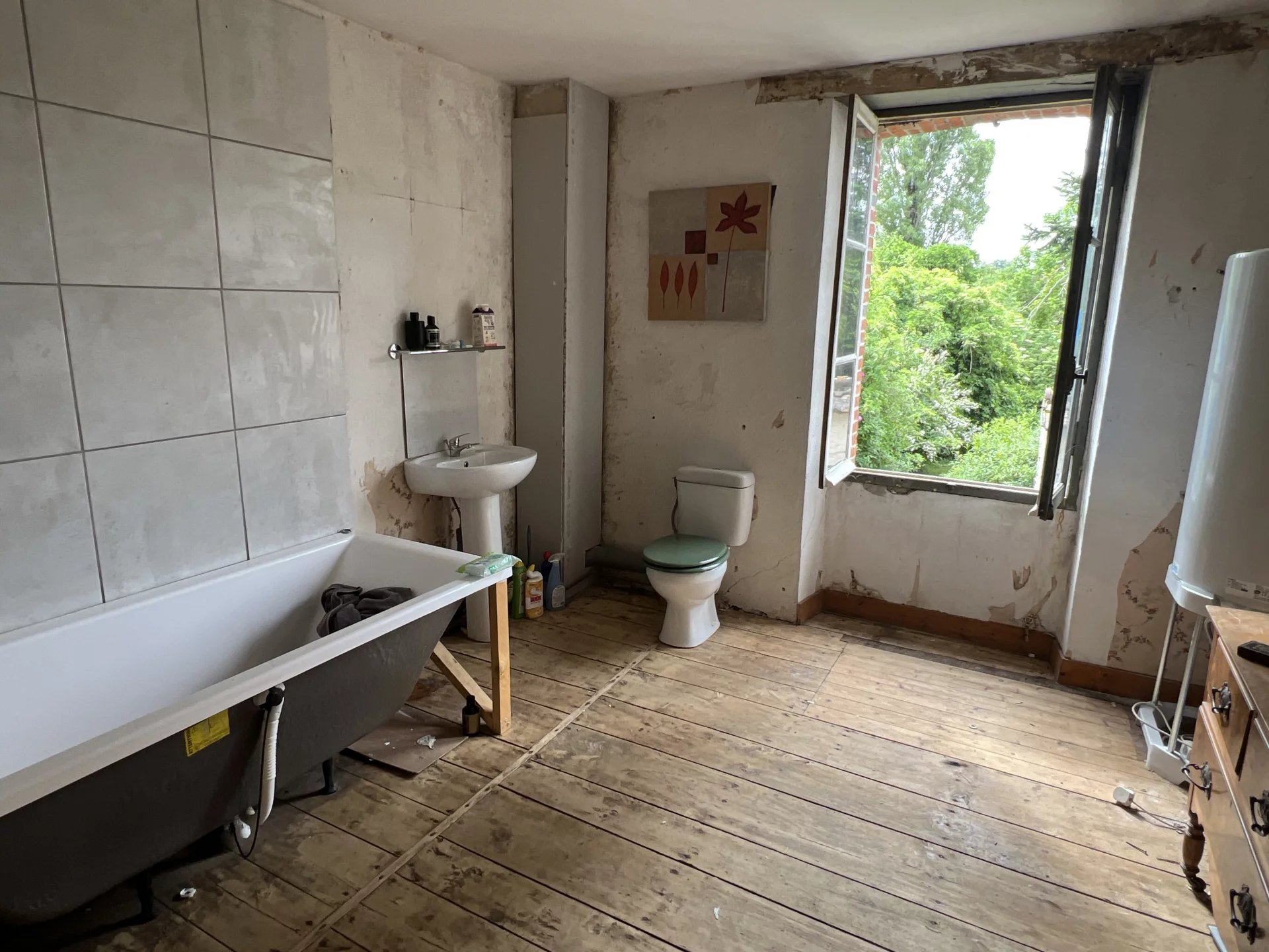 Large house in the town square to finish renovating, Limousin – France – BVI81397