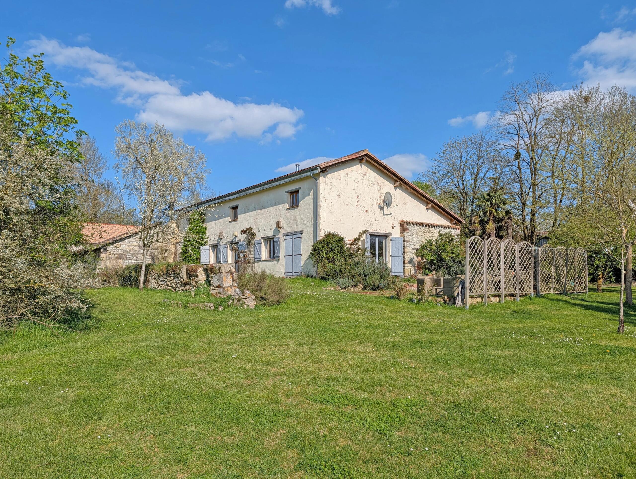 Stone farmhouse on edge of village, Aquitaine – France – BVI85029