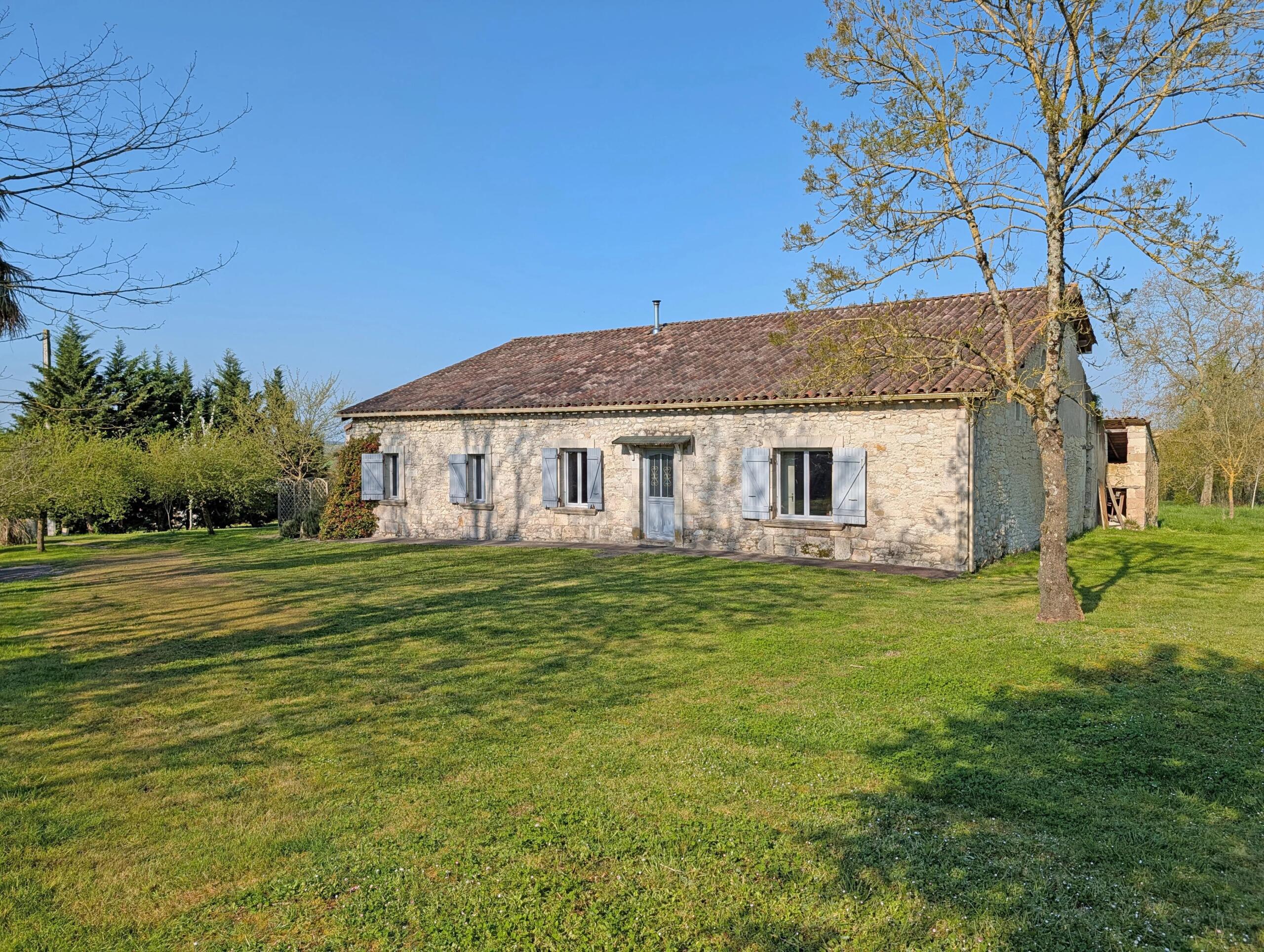 Stone farmhouse on edge of village, Aquitaine – France – BVI85029