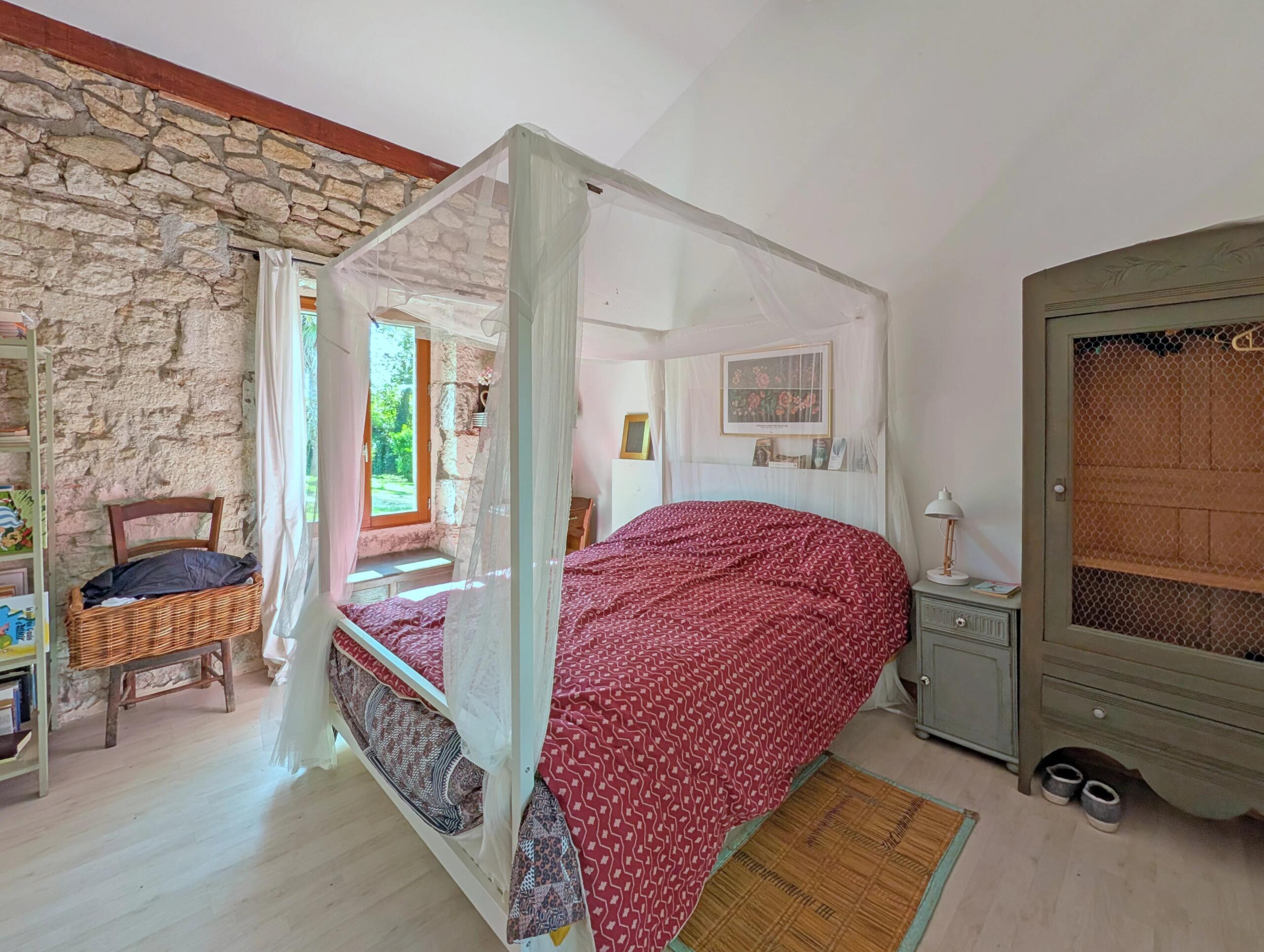 Stone farmhouse on edge of village, Aquitaine – France – BVI85029