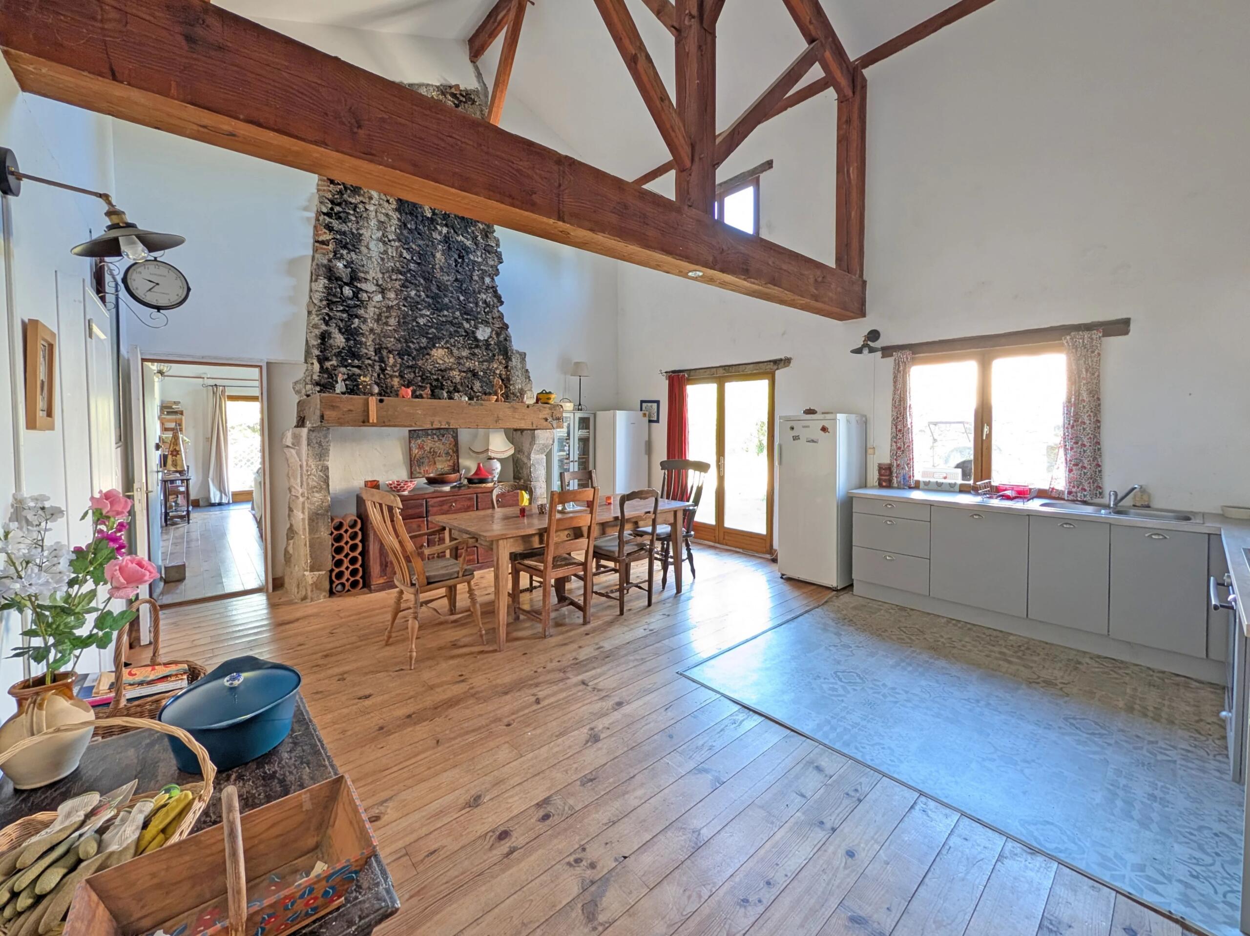 Stone farmhouse on edge of village, Aquitaine – France – BVI85029