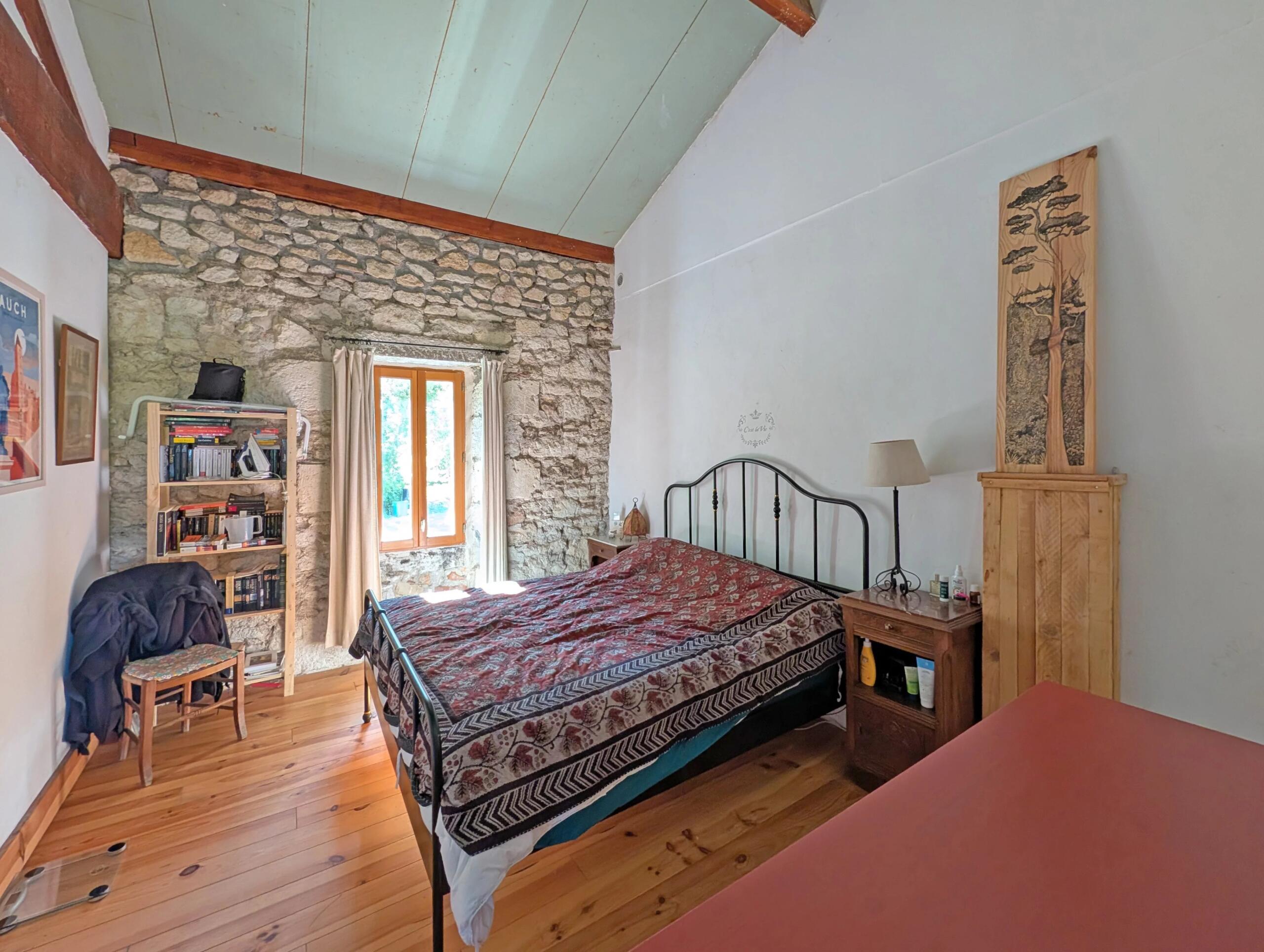 Stone farmhouse on edge of village, Aquitaine – France – BVI85029