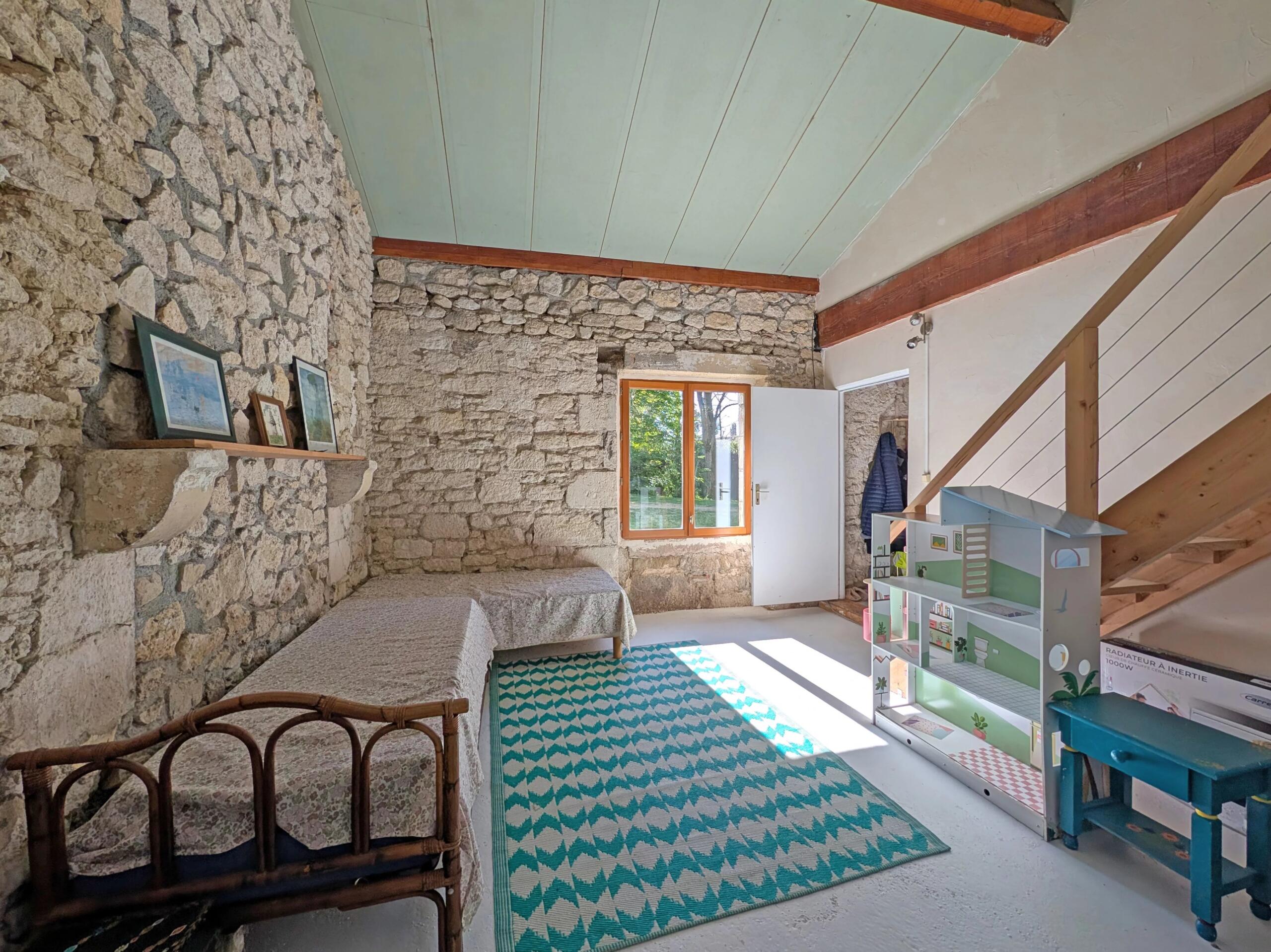 Stone farmhouse on edge of village, Aquitaine – France – BVI85029