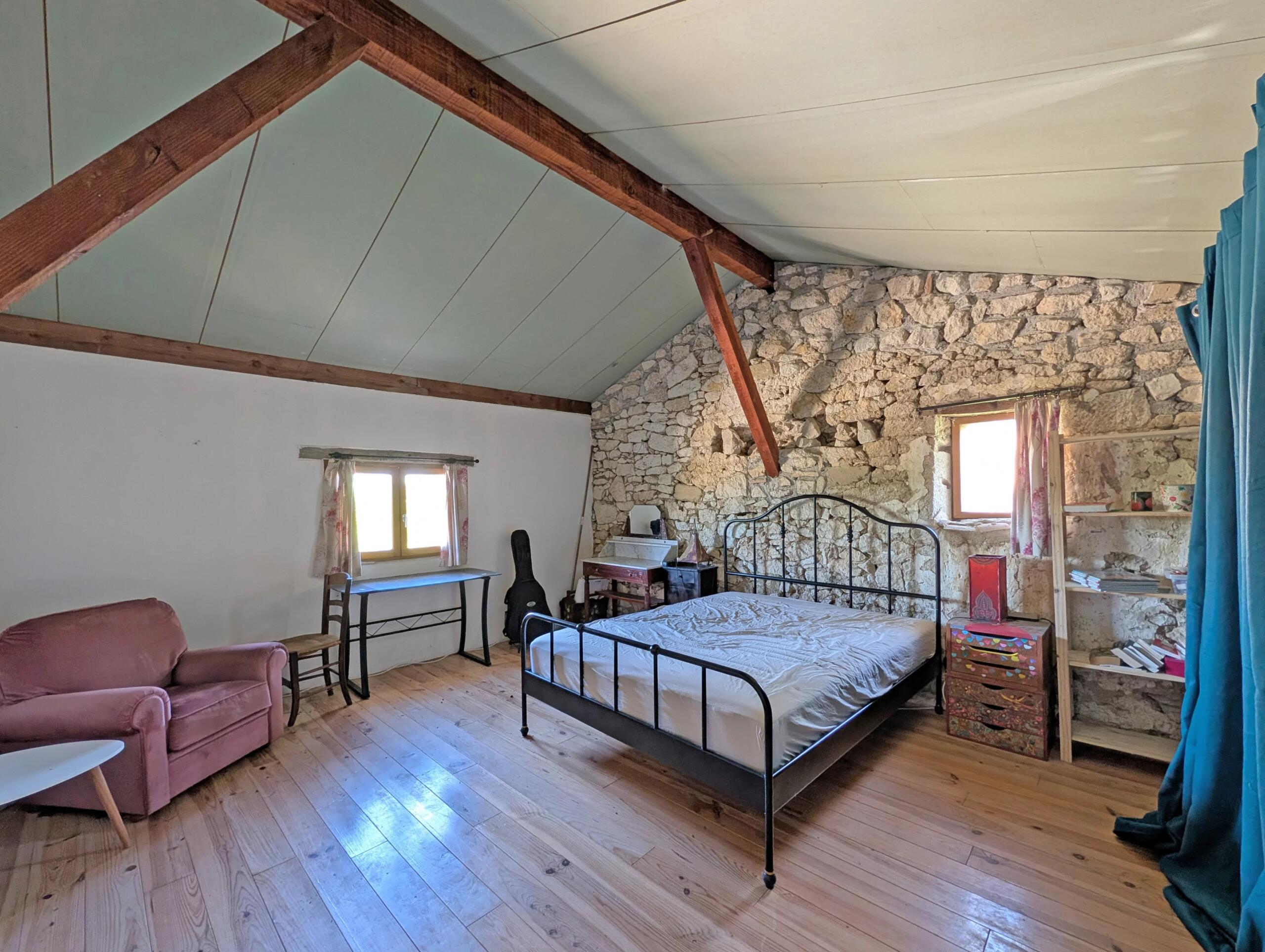 Stone farmhouse on edge of village, Aquitaine – France – BVI85029