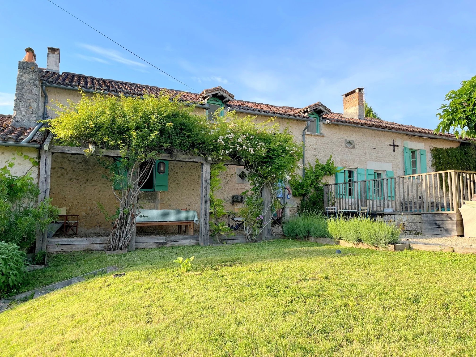 Characterful 4/5 bed detached residence, Poitou-Charentes – France – BVI82033