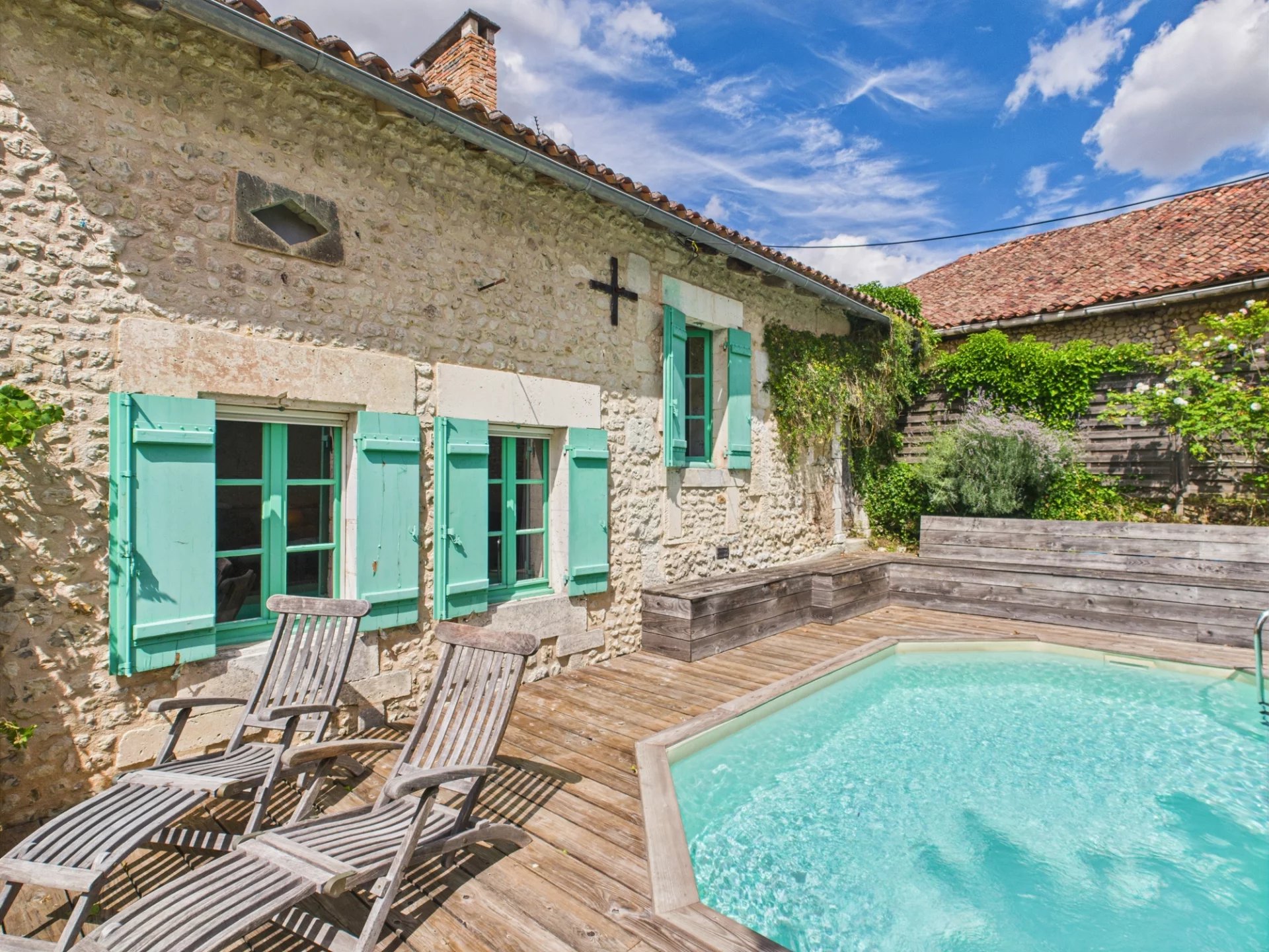 Characterful 4/5 bed detached residence, Poitou-Charentes – France – BVI82033