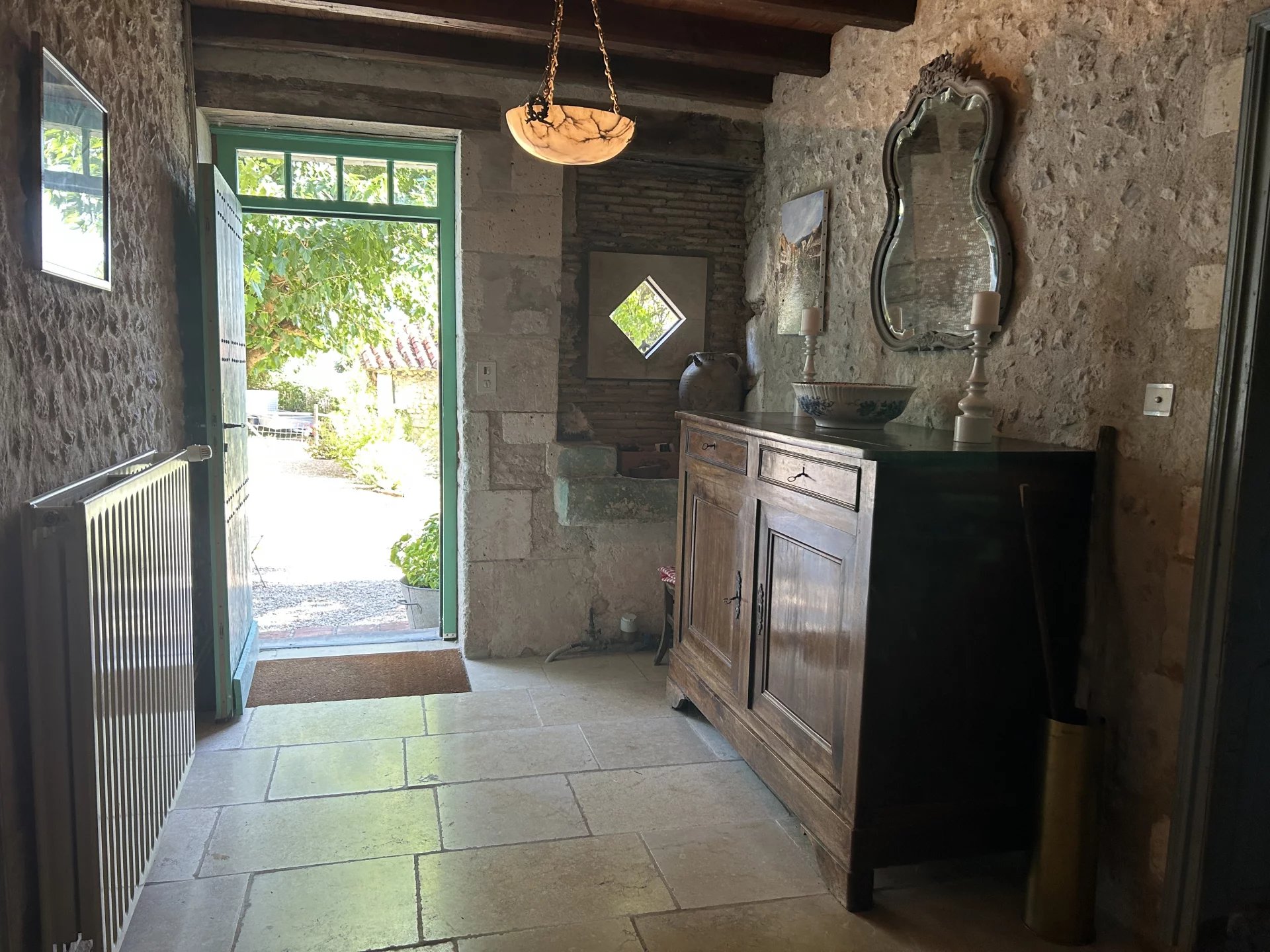 Characterful 4/5 bed detached residence, Poitou-Charentes – France – BVI82033