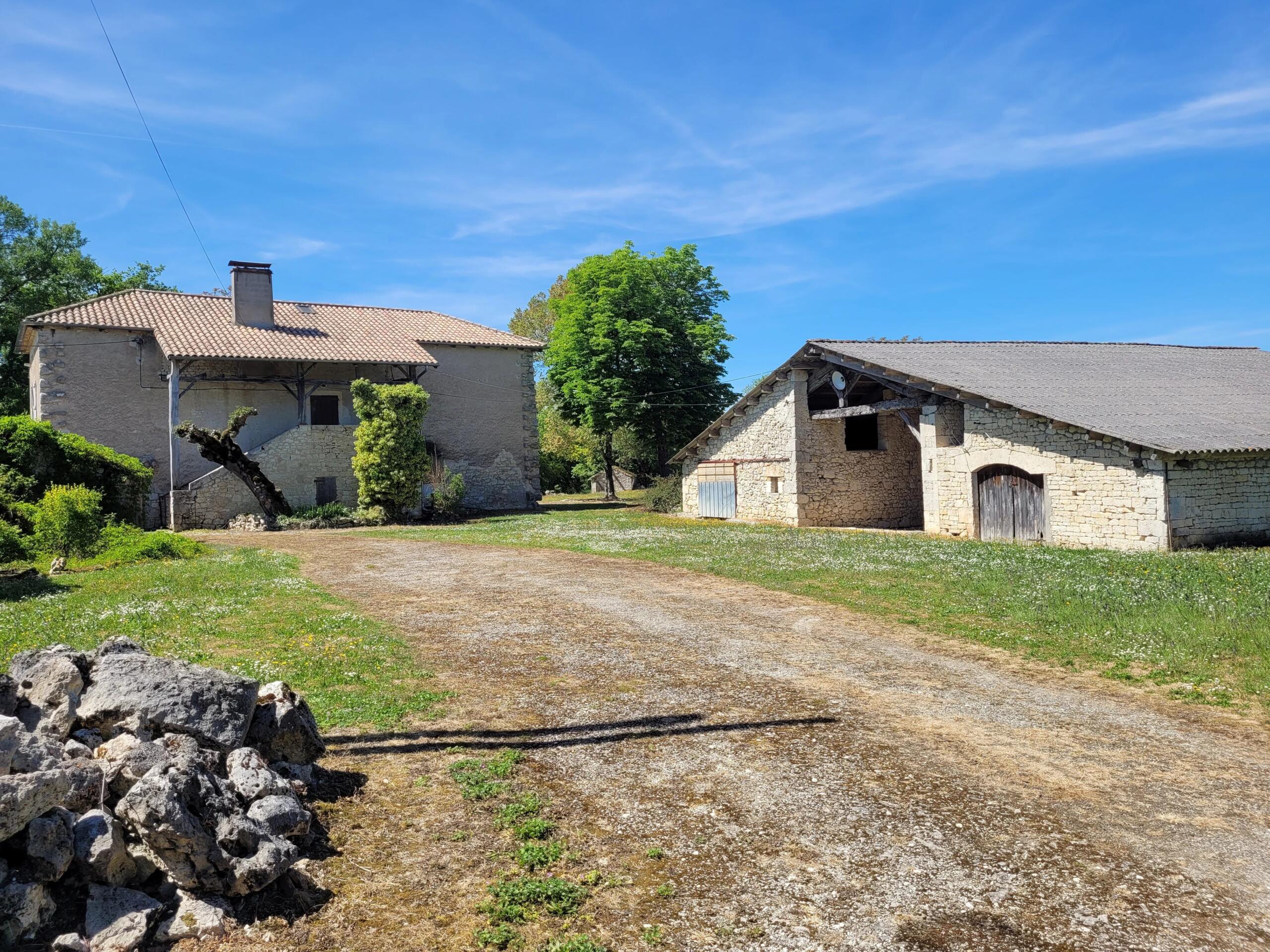 Former family stone hamlet in need of renovation , complete with barns, Midi-Pyrénées – France – BVI62350
