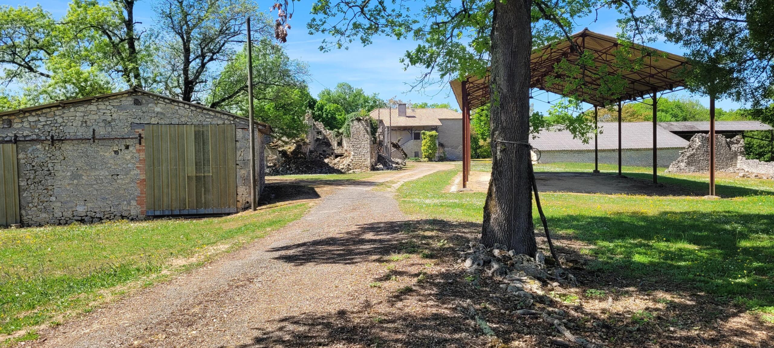 Former family stone hamlet in need of renovation , complete with barns, Midi-Pyrénées – France – BVI62350