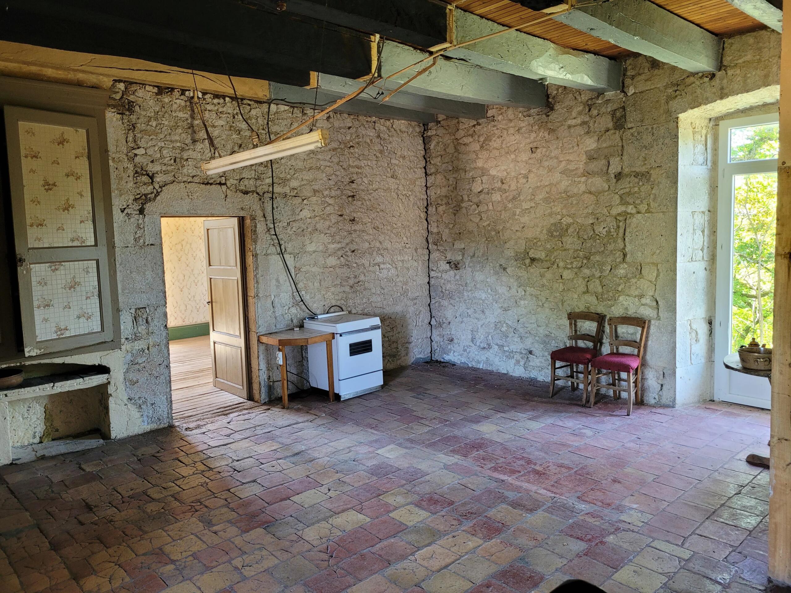 Former family stone hamlet in need of renovation , complete with barns, Midi-Pyrénées – France – BVI62350