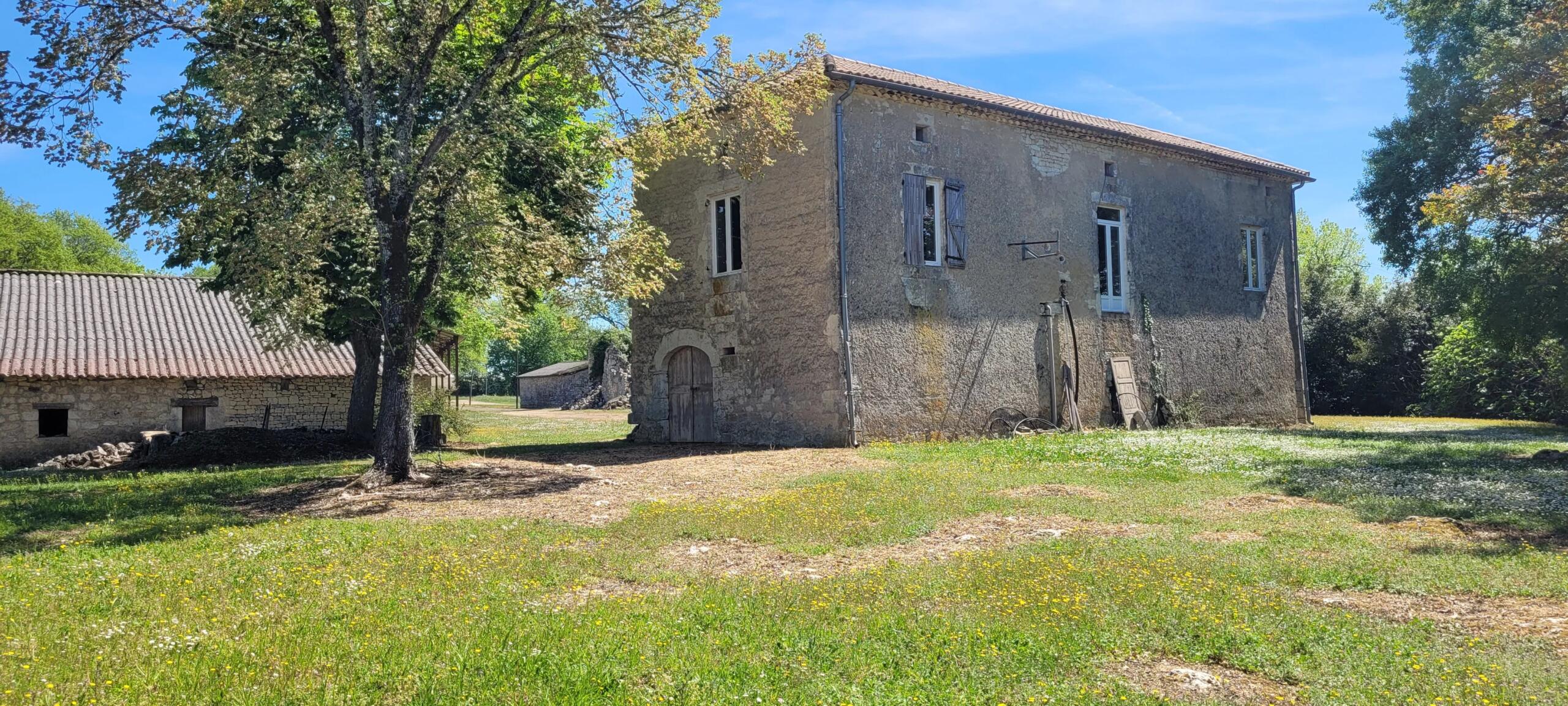 Former family stone hamlet in need of renovation , complete with barns, Midi-Pyrénées – France – BVI62350
