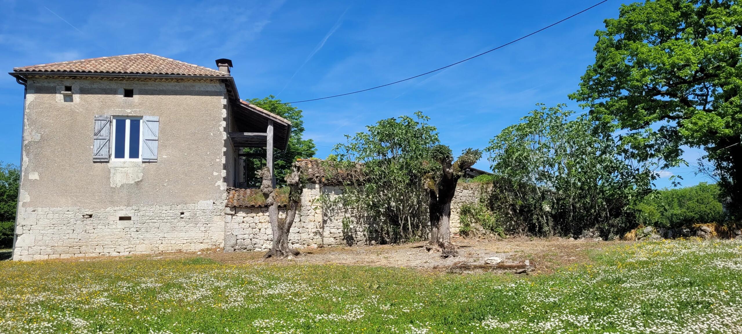 Former family stone hamlet in need of renovation , complete with barns, Midi-Pyrénées – France – BVI62350