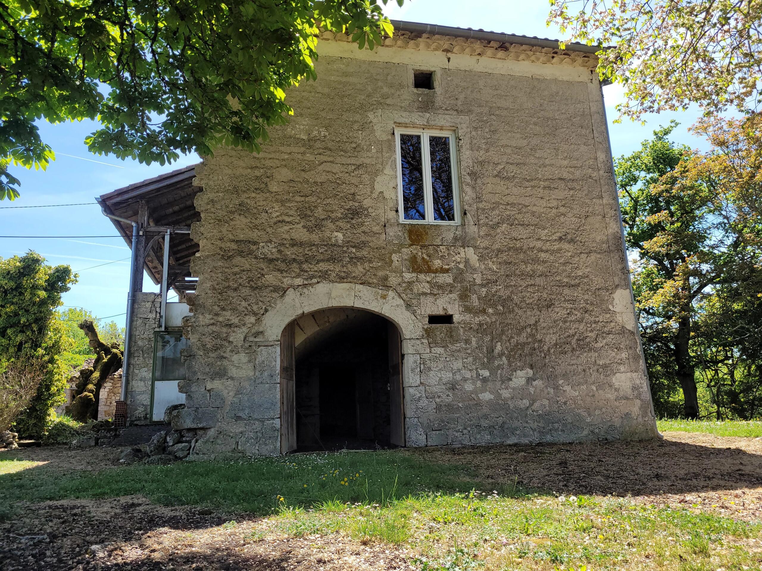Former family stone hamlet in need of renovation , complete with barns, Midi-Pyrénées – France – BVI62350
