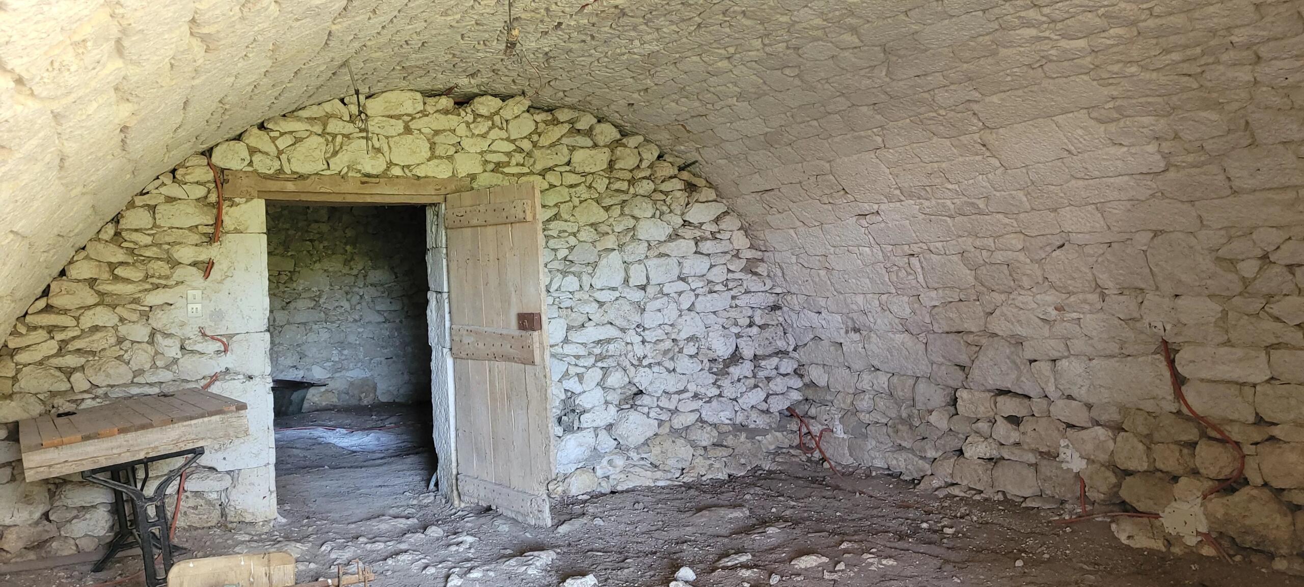 Former family stone hamlet in need of renovation , complete with barns, Midi-Pyrénées – France – BVI62350