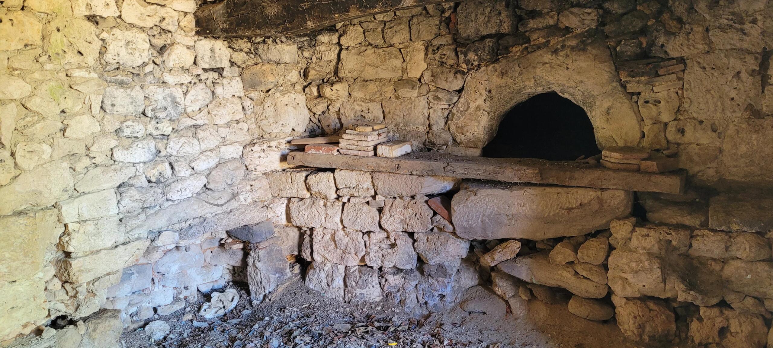 Former family stone hamlet in need of renovation , complete with barns, Midi-Pyrénées – France – BVI62350