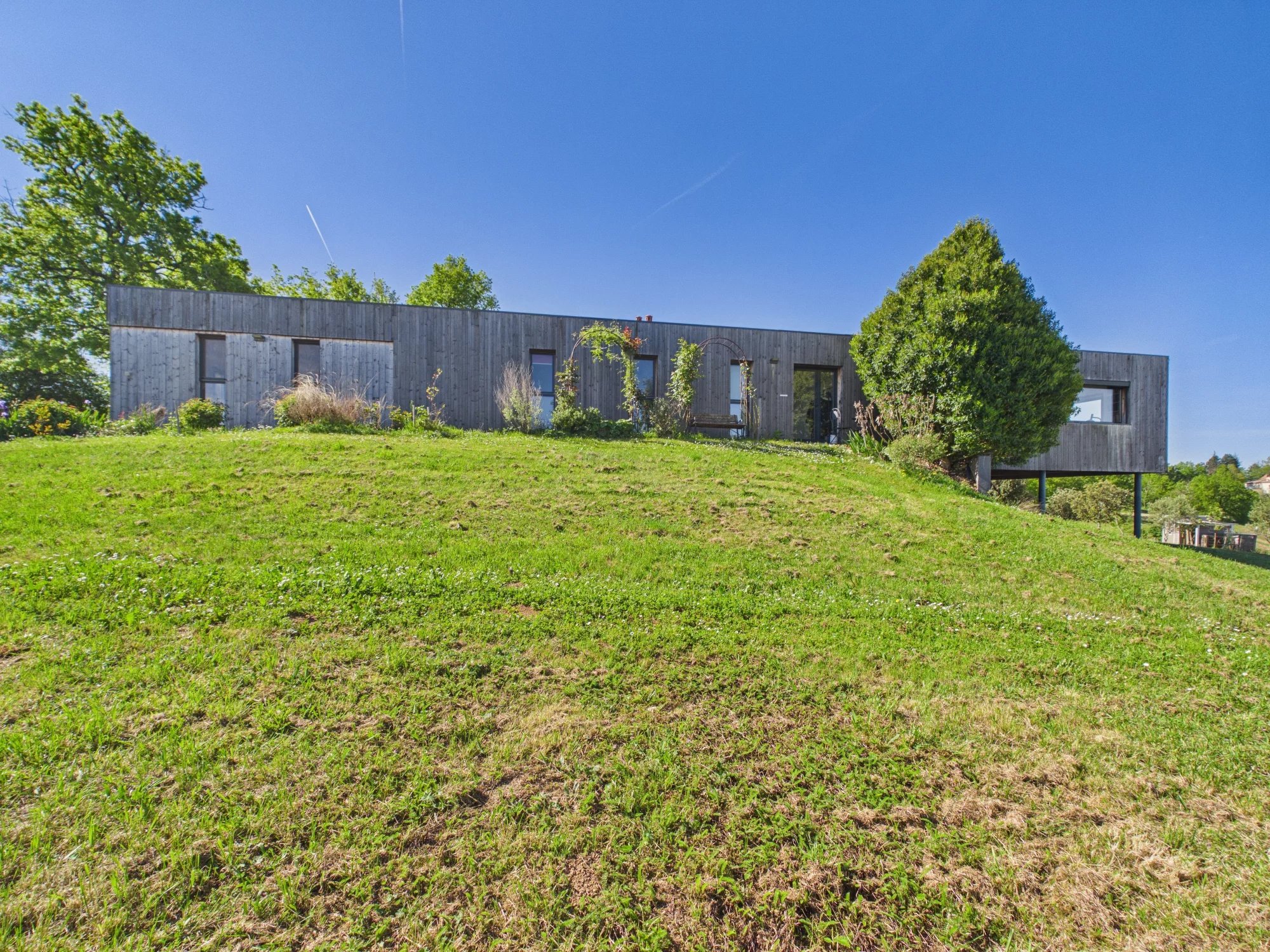 Stunning architect designed home with open views over the Lot vineyards, Midi-Pyrénées – France – BVI84784