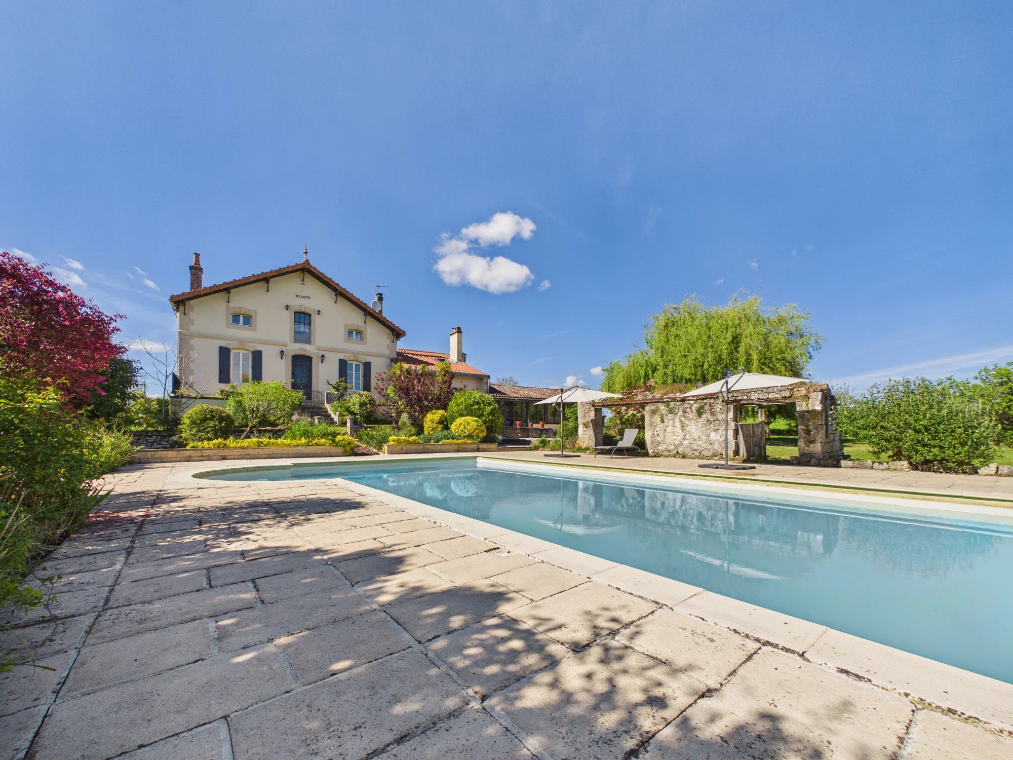 Peaceful Countryside Retreat with Pool, Private Lake & Paddock, Aquitaine – France – BVI85187
