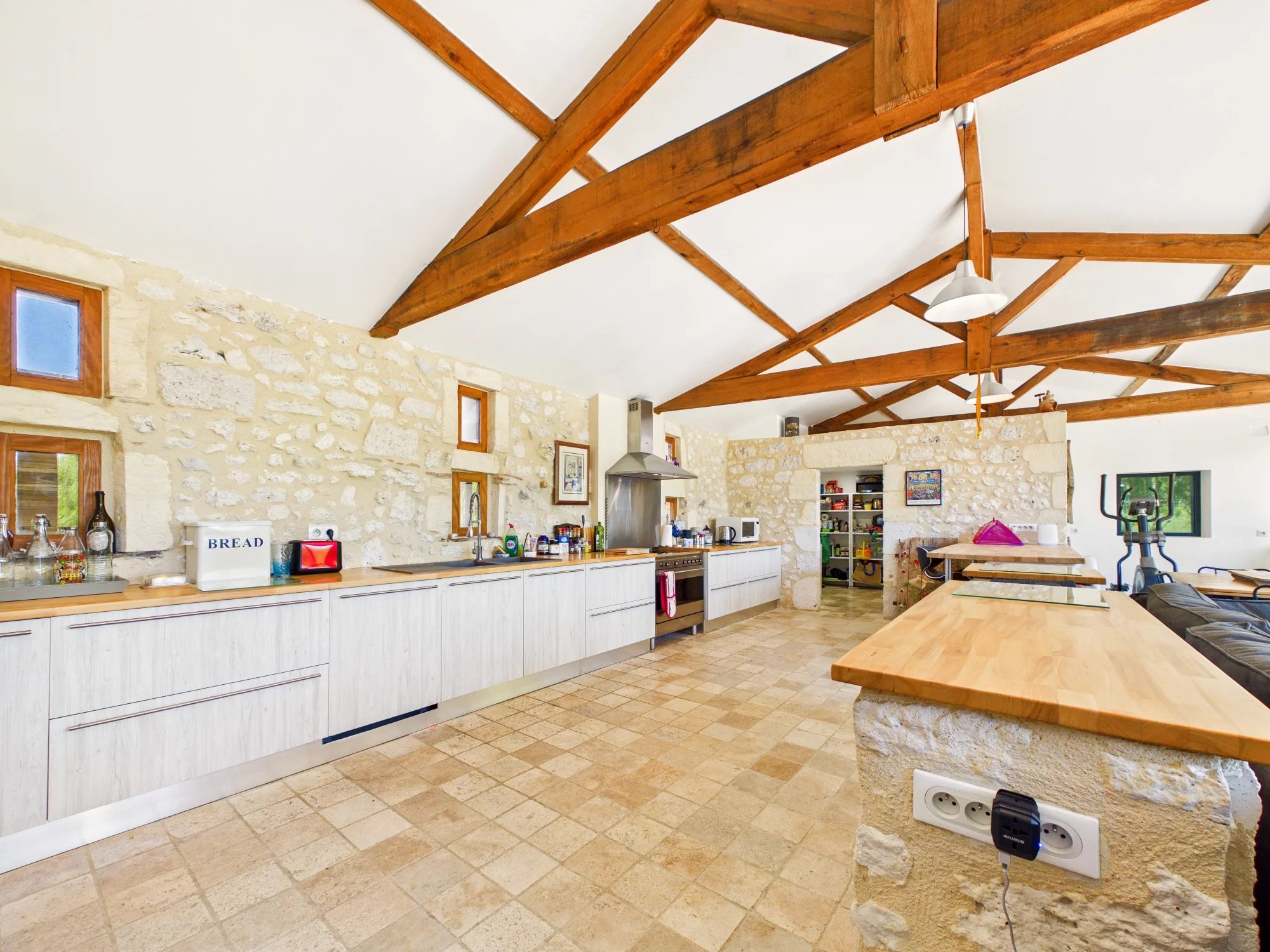 Peaceful Countryside Retreat with Pool, Private Lake & Paddock, Aquitaine – France – BVI85187