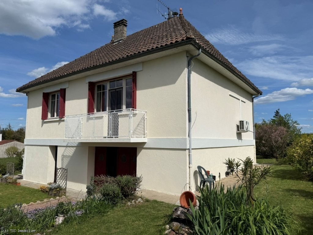 2 bedroom House in Champagne-Mouton, France – r7470