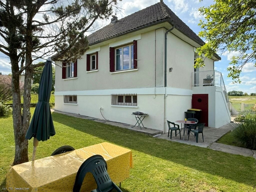 2 bedroom House in Champagne-Mouton, France – r7470