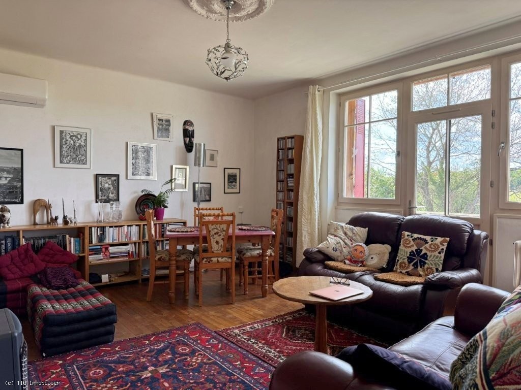 2 bedroom House in Champagne-Mouton, France – r7470