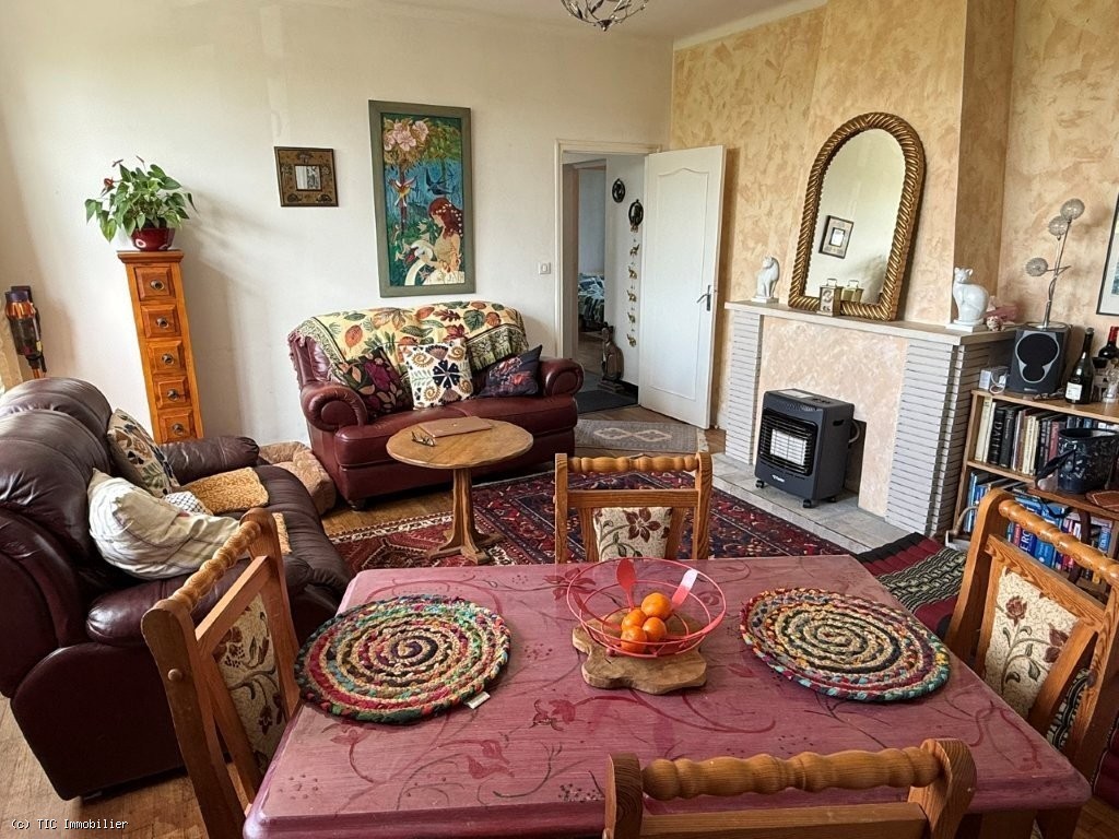 2 bedroom House in Champagne-Mouton, France – r7470