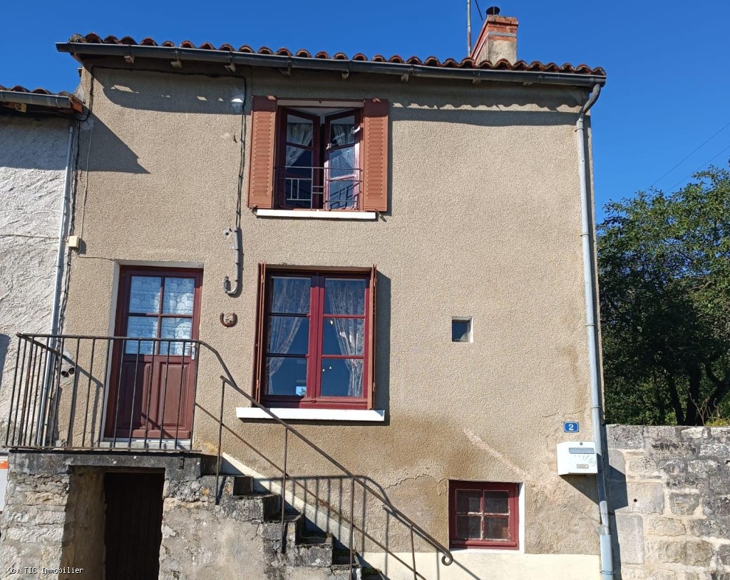 2 bedroom House in Charroux, France – r7380