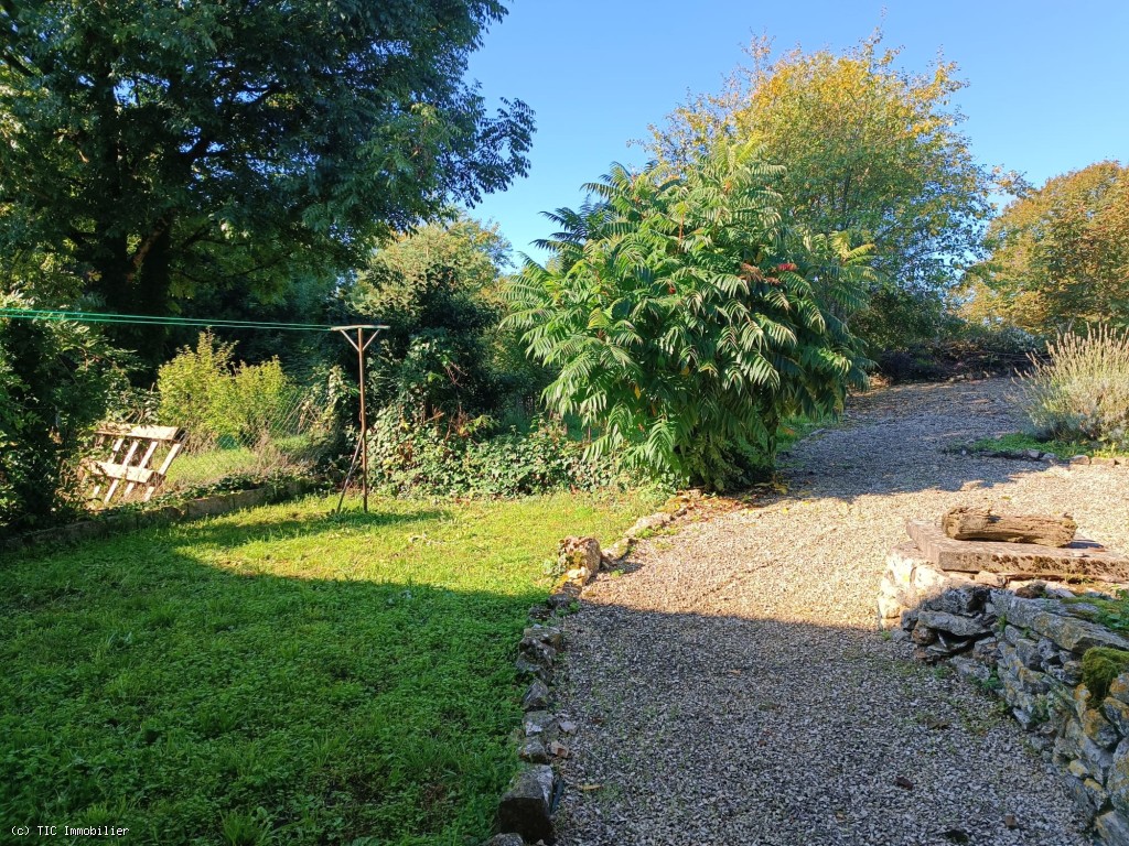 2 bedroom House in Charroux, France – r7380