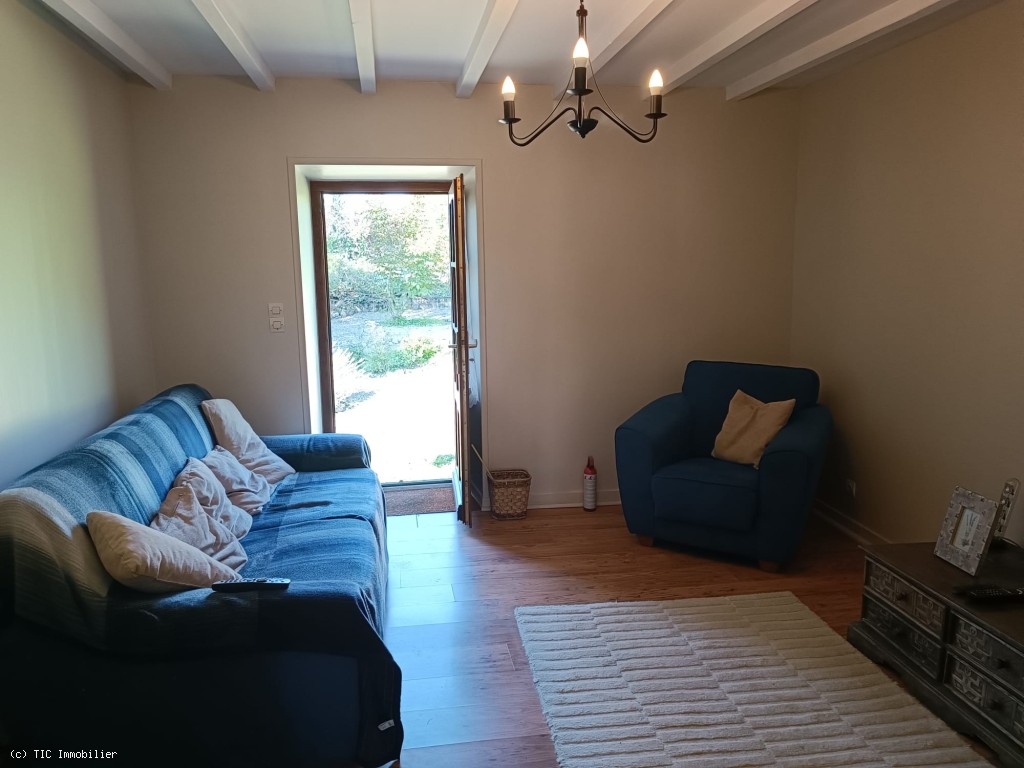 2 bedroom House in Charroux, France – r7380