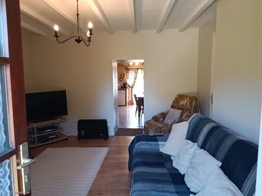 2 bedroom House in Charroux, France – r7380