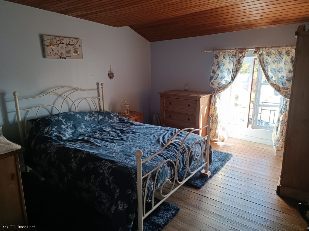 2 bedroom House in Charroux, France – r7380