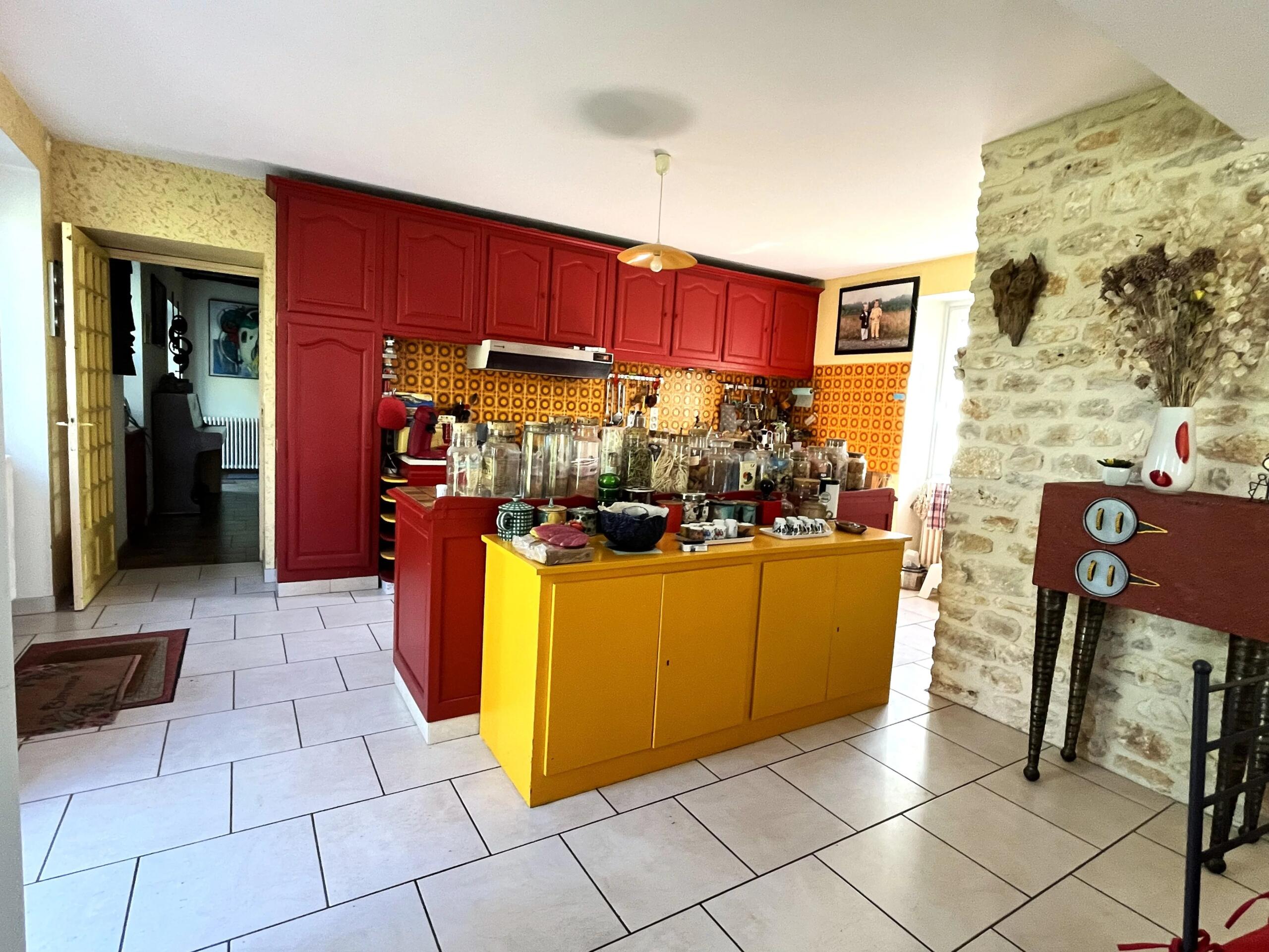 Impressive maison de maître with two barns, cazelle and bread oven close to Saint-Cirq-Lapopie, Midi-Pyrénées – France – BVI85124