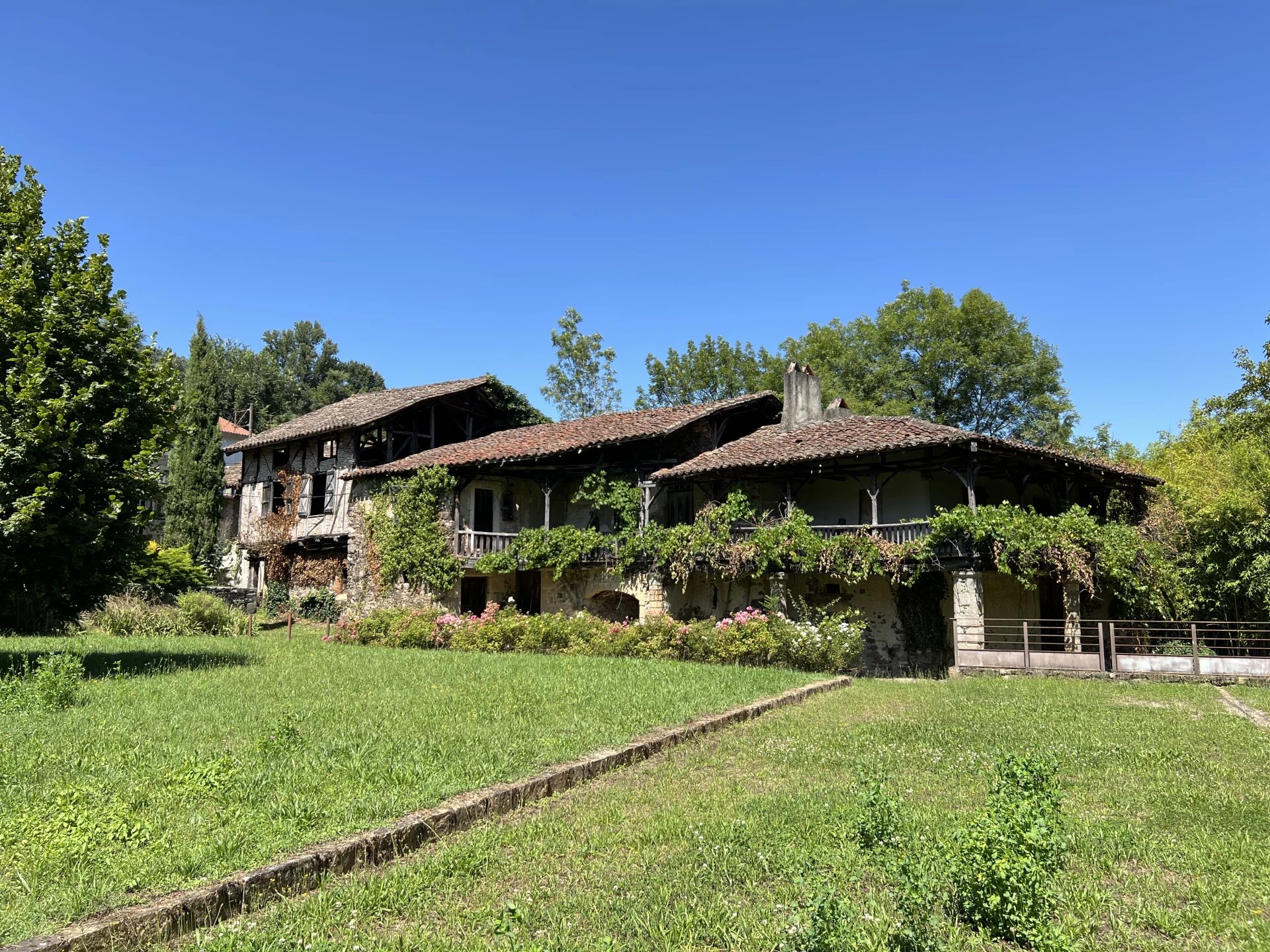Sector Capdenac. Character property in need of complete renovation, close to Figeac, Midi-Pyrénées – France – BVI68040