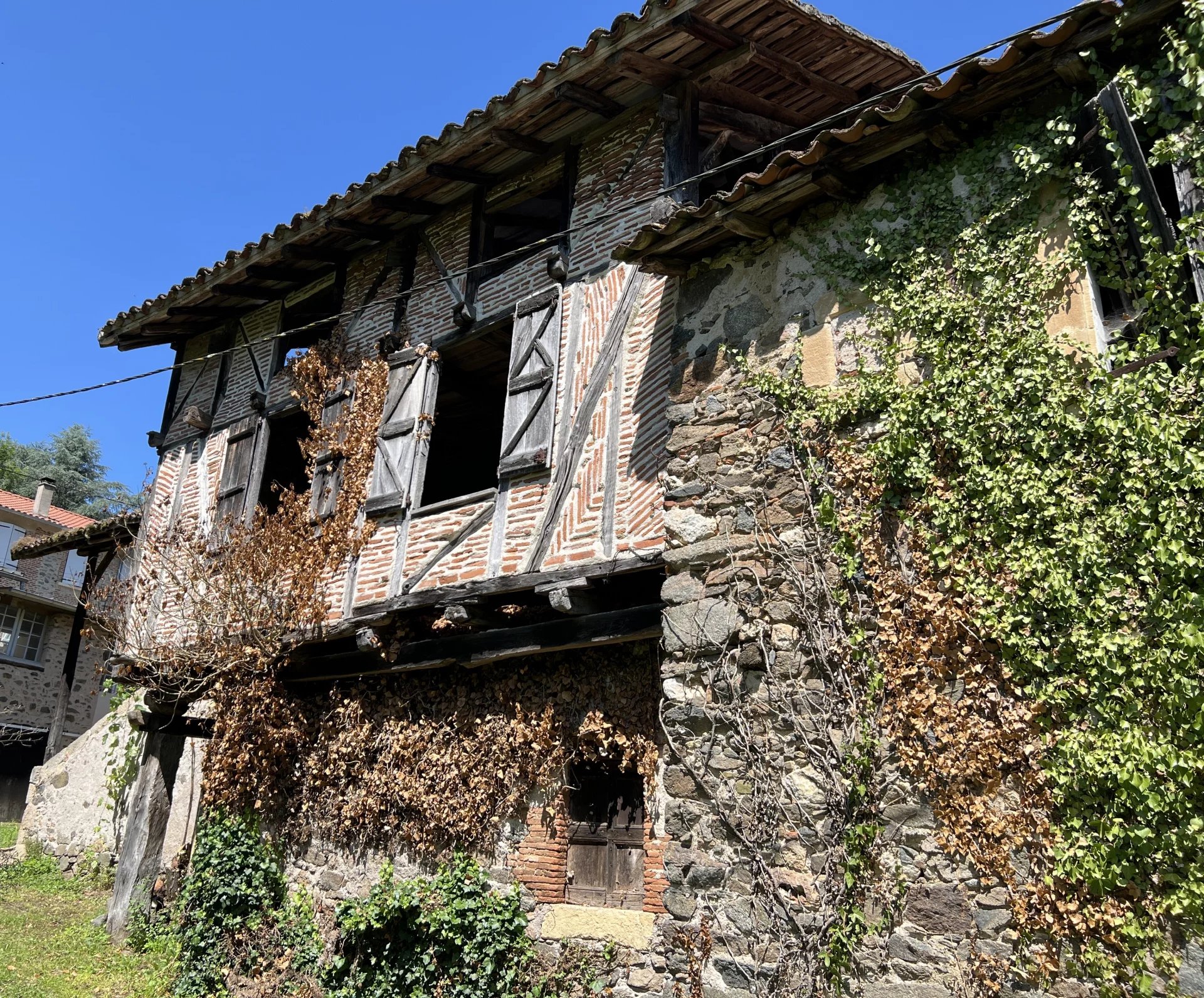 Sector Capdenac. Character property in need of complete renovation, close to Figeac, Midi-Pyrénées – France – BVI68040