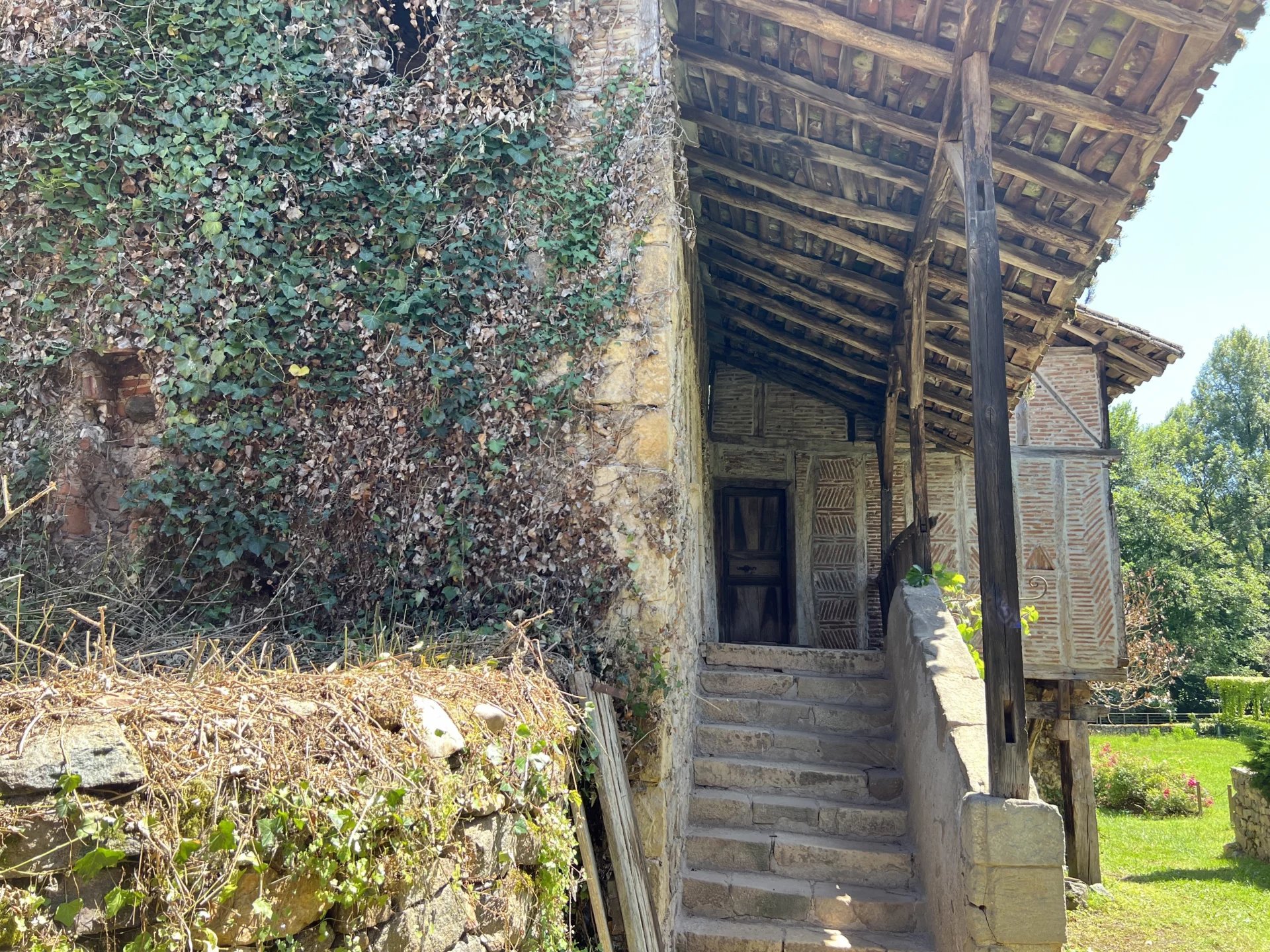 Sector Capdenac. Character property in need of complete renovation, close to Figeac, Midi-Pyrénées – France – BVI68040