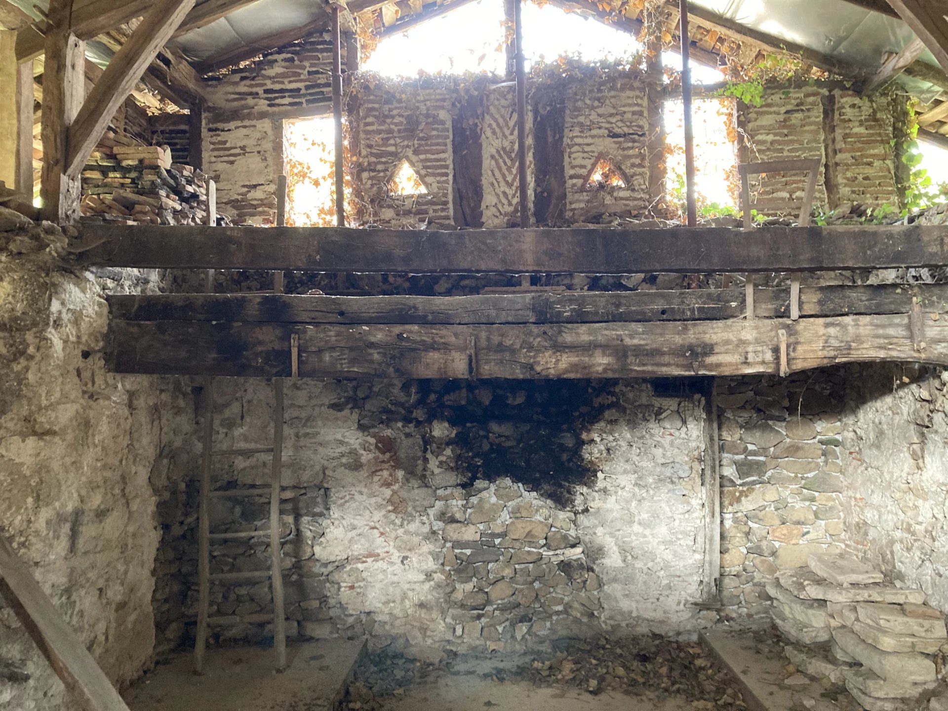 Sector Capdenac. Character property in need of complete renovation, close to Figeac, Midi-Pyrénées – France – BVI68040