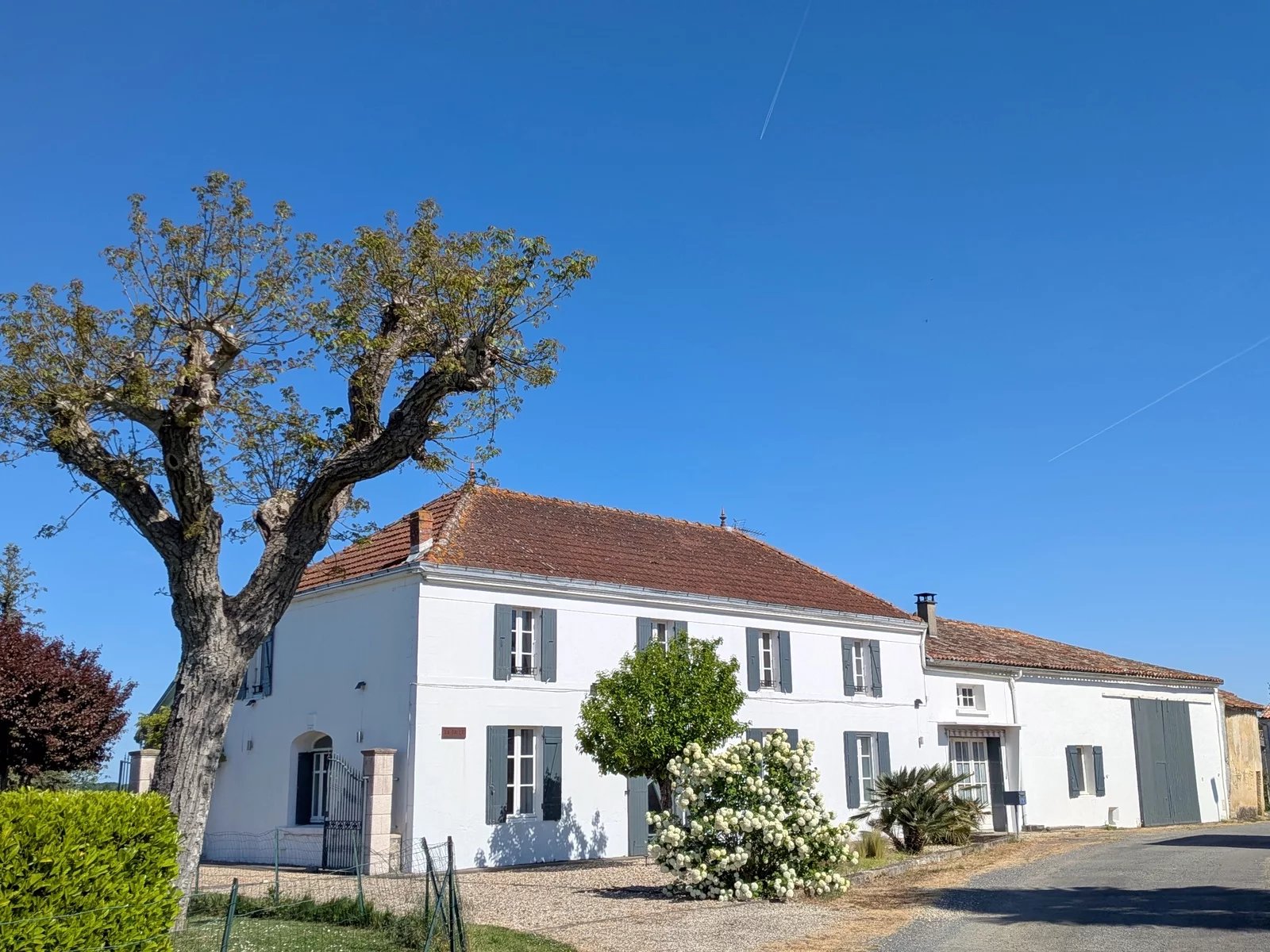 Magnificent charentaise farmhouse and former Cognac distillery, Poitou-Charentes – France – BVI84804