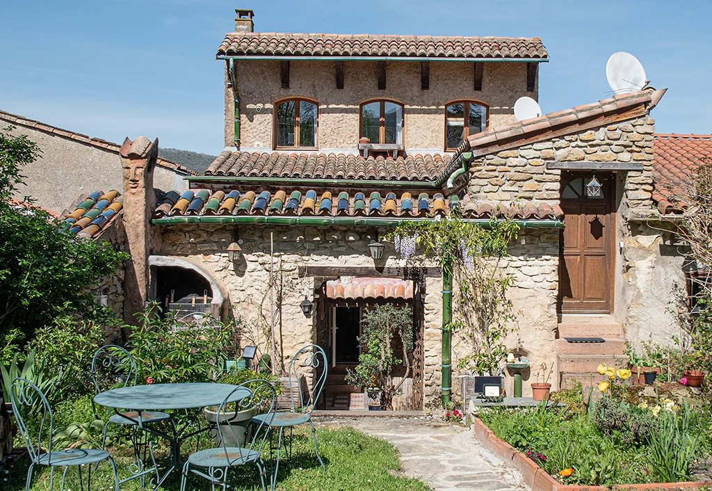 A unique  ‘arty’ and beautiful property in a glorious location, Languedoc-Roussillon – France – BVI81820