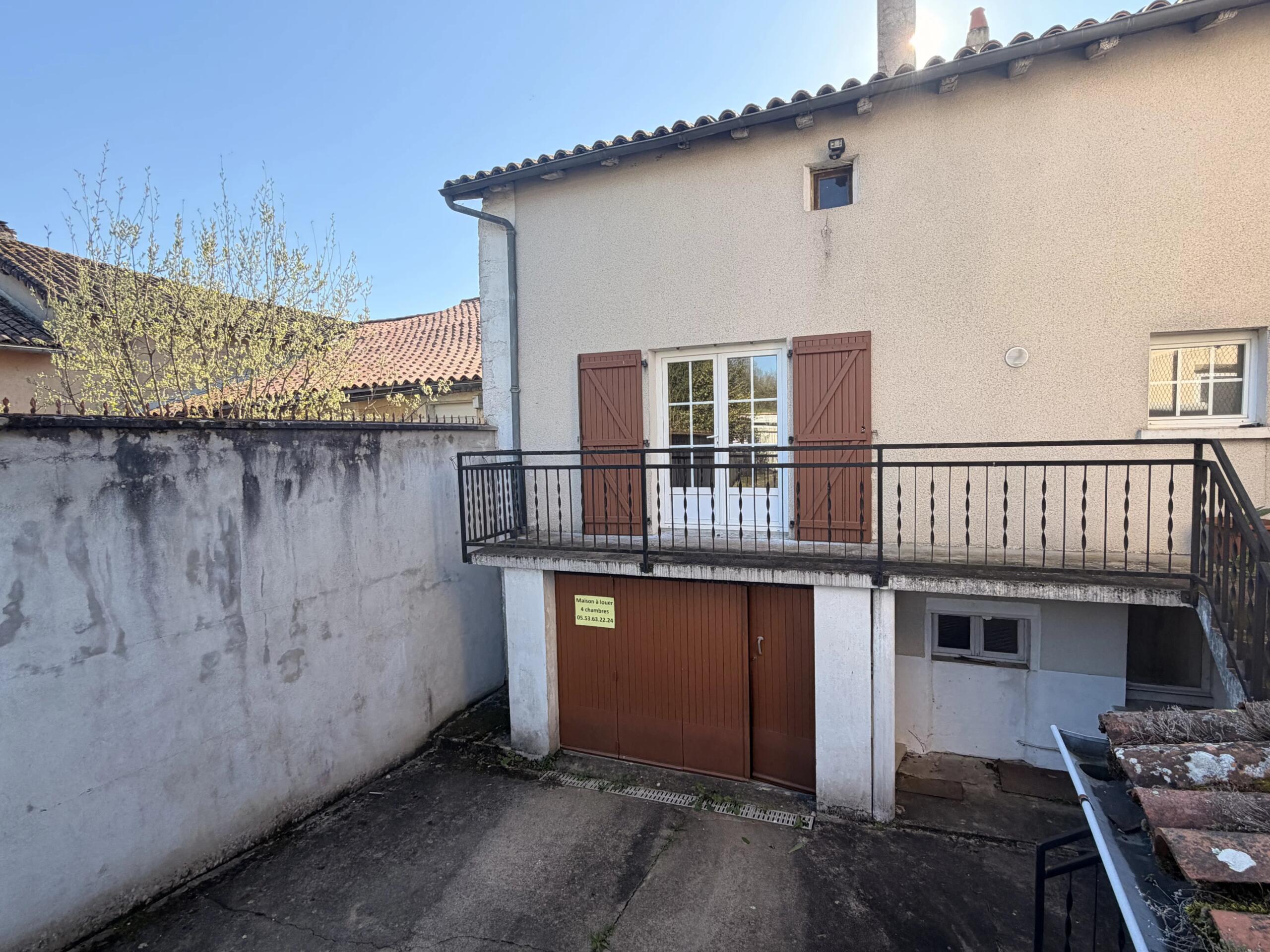 Spacious Townhouse with 4 Bedrooms, Just Steps from Amenities, Poitou-Charentes – France – BVI85152