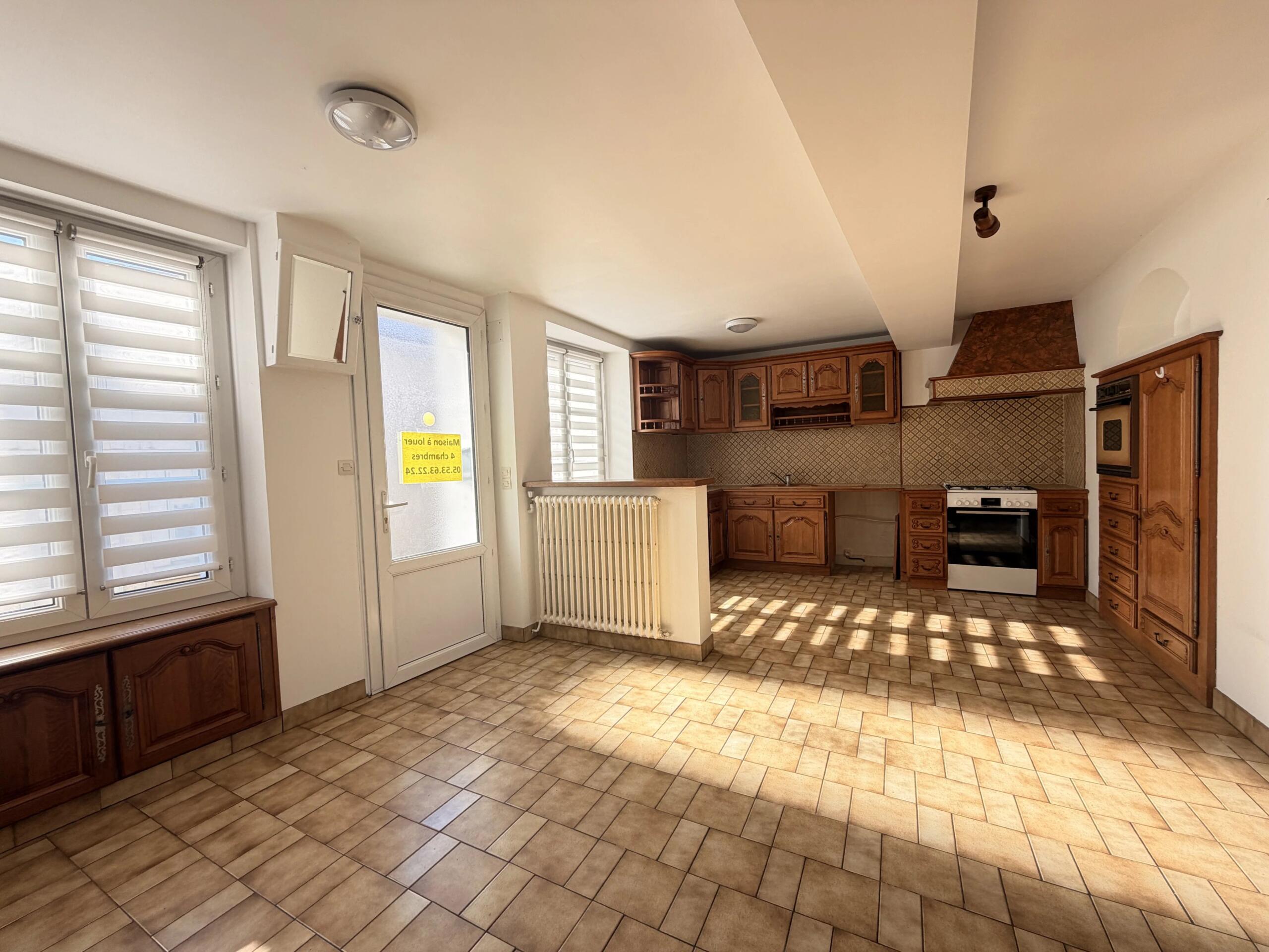 Spacious Townhouse with 4 Bedrooms, Just Steps from Amenities, Poitou-Charentes – France – BVI85152