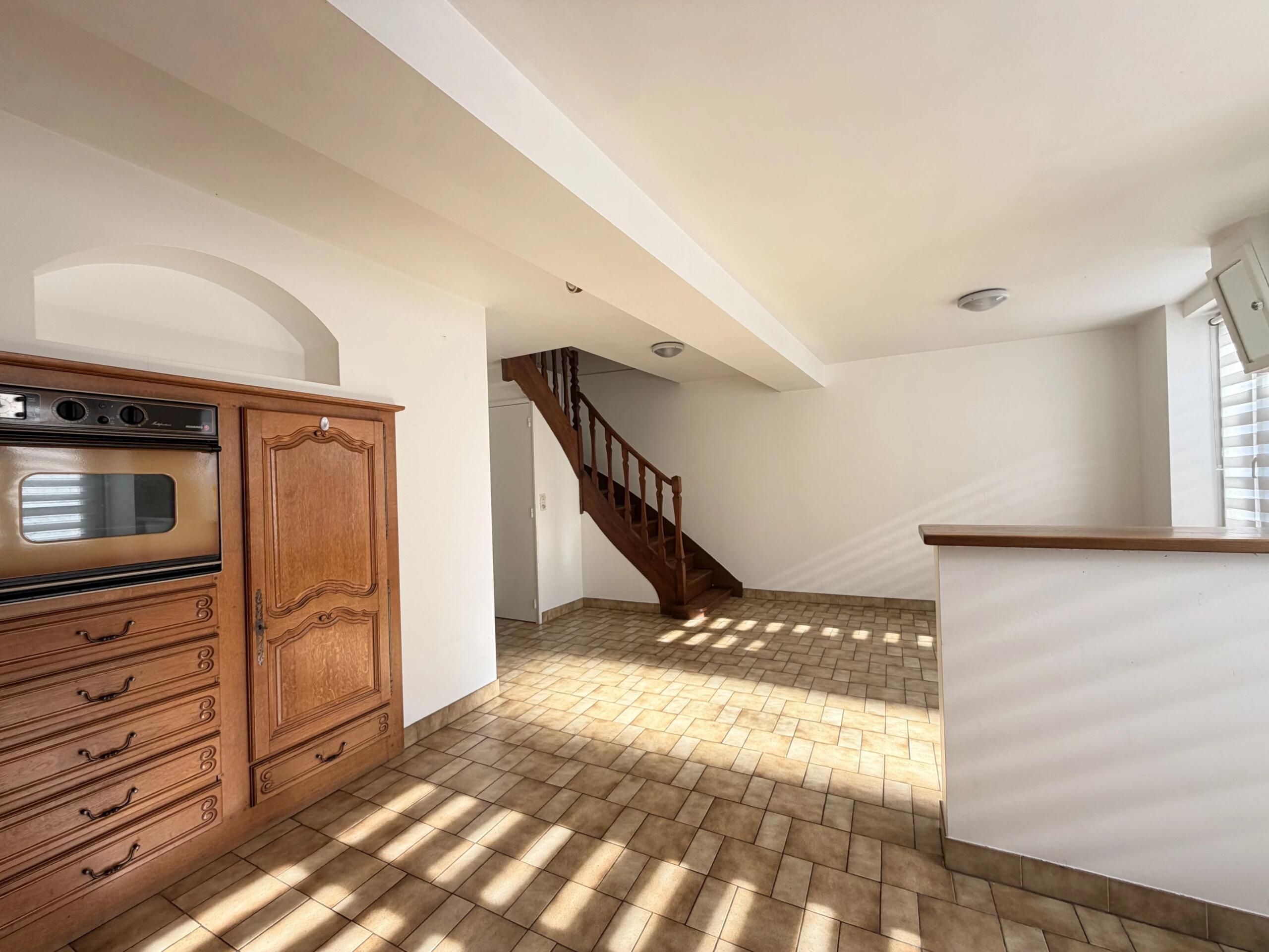 Spacious Townhouse with 4 Bedrooms, Just Steps from Amenities, Poitou-Charentes – France – BVI85152