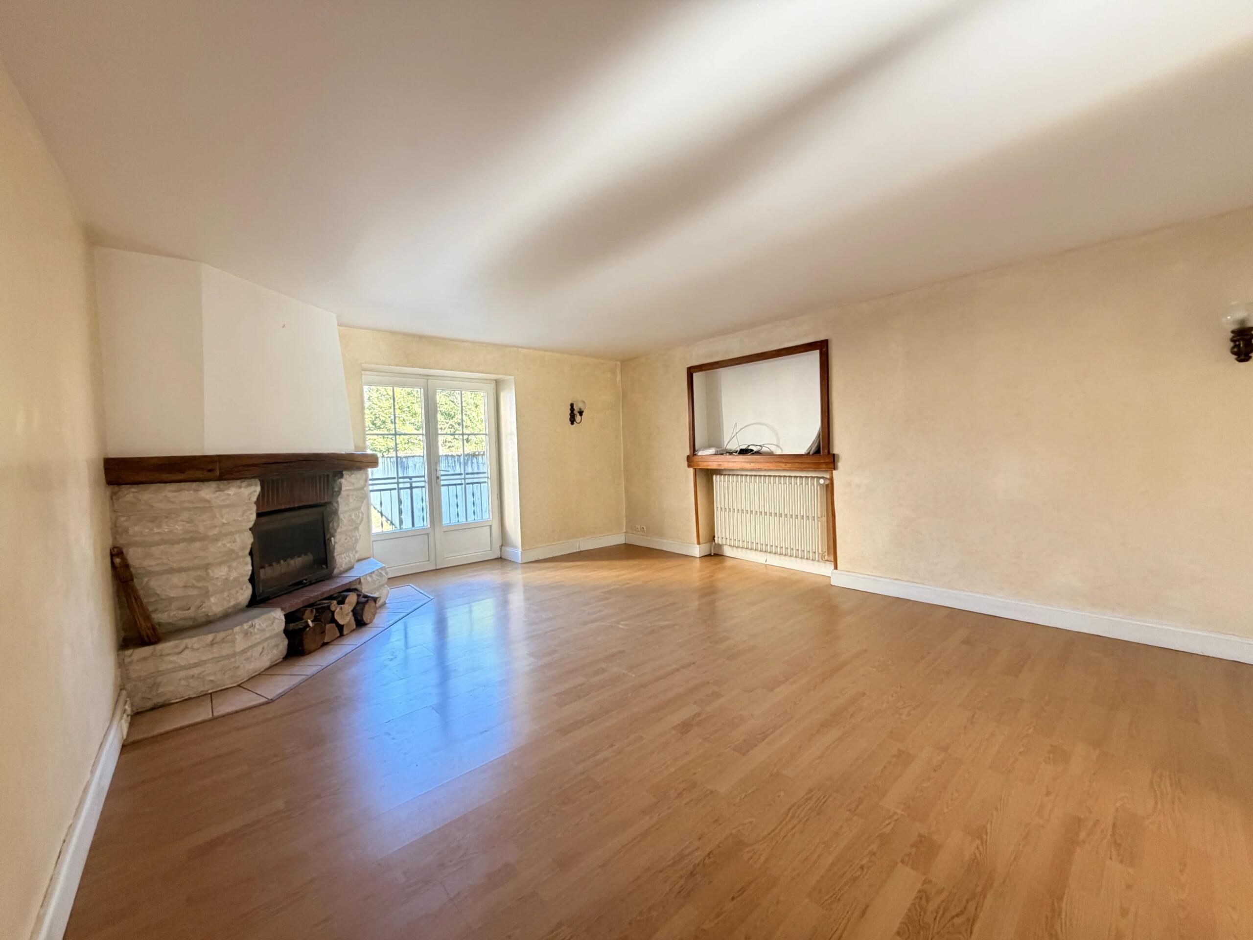 Spacious Townhouse with 4 Bedrooms, Just Steps from Amenities, Poitou-Charentes – France – BVI85152