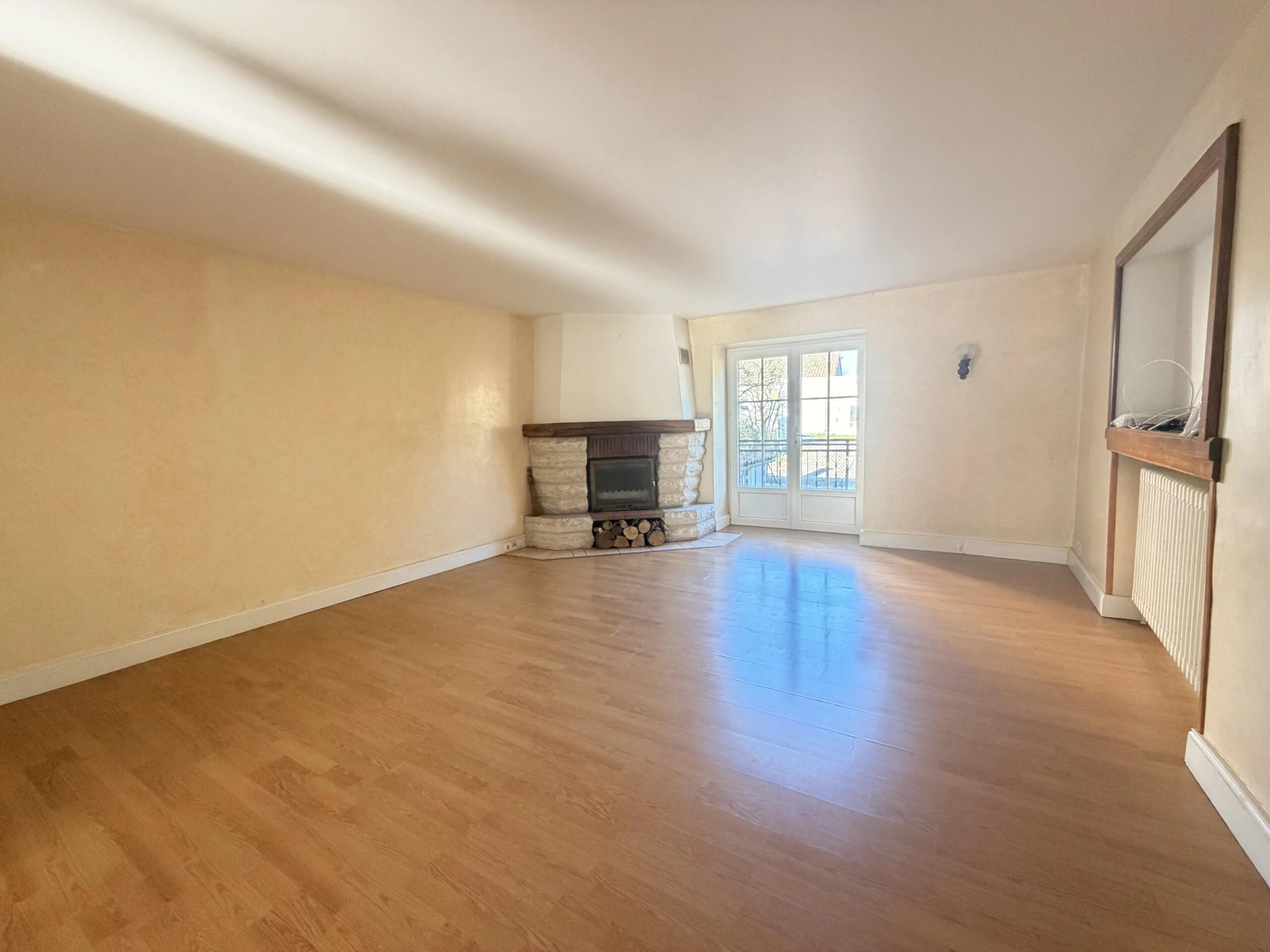 Spacious Townhouse with 4 Bedrooms, Just Steps from Amenities, Poitou-Charentes – France – BVI85152