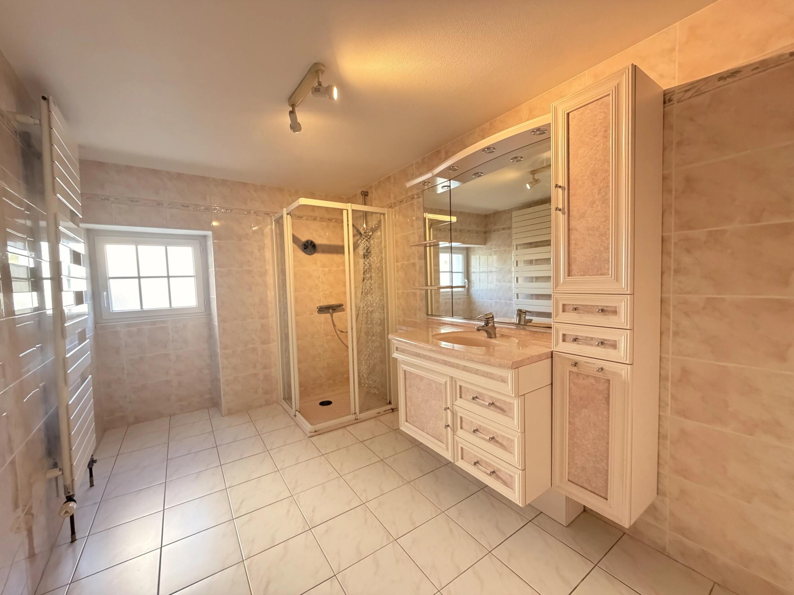 Spacious Townhouse with 4 Bedrooms, Just Steps from Amenities, Poitou-Charentes – France – BVI85152