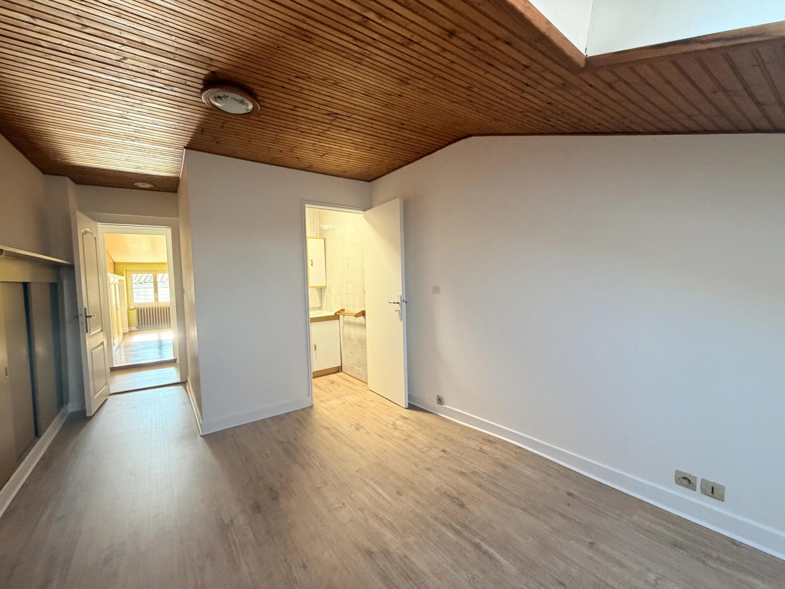 Spacious Townhouse with 4 Bedrooms, Just Steps from Amenities, Poitou-Charentes – France – BVI85152