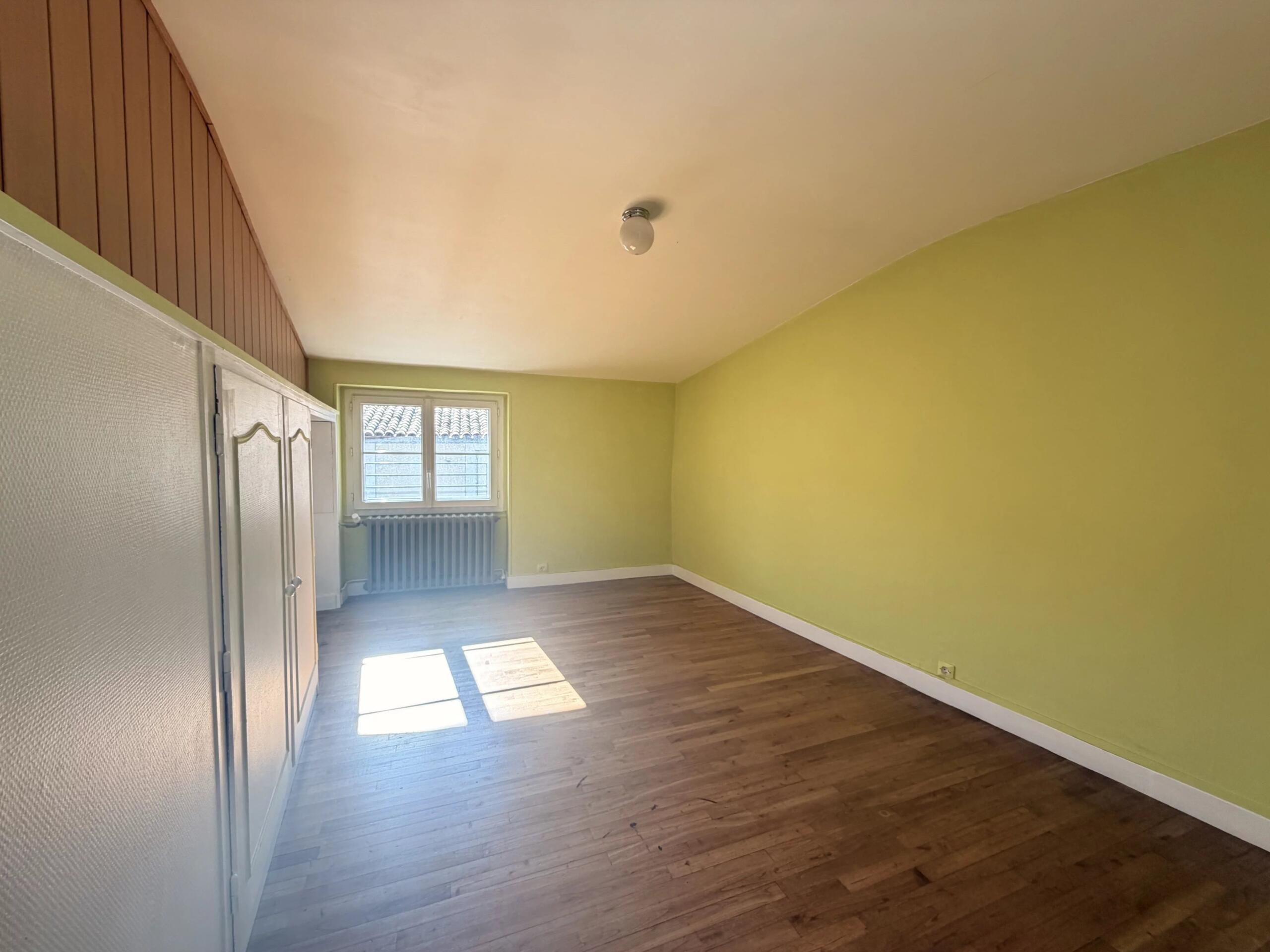 Spacious Townhouse with 4 Bedrooms, Just Steps from Amenities, Poitou-Charentes – France – BVI85152